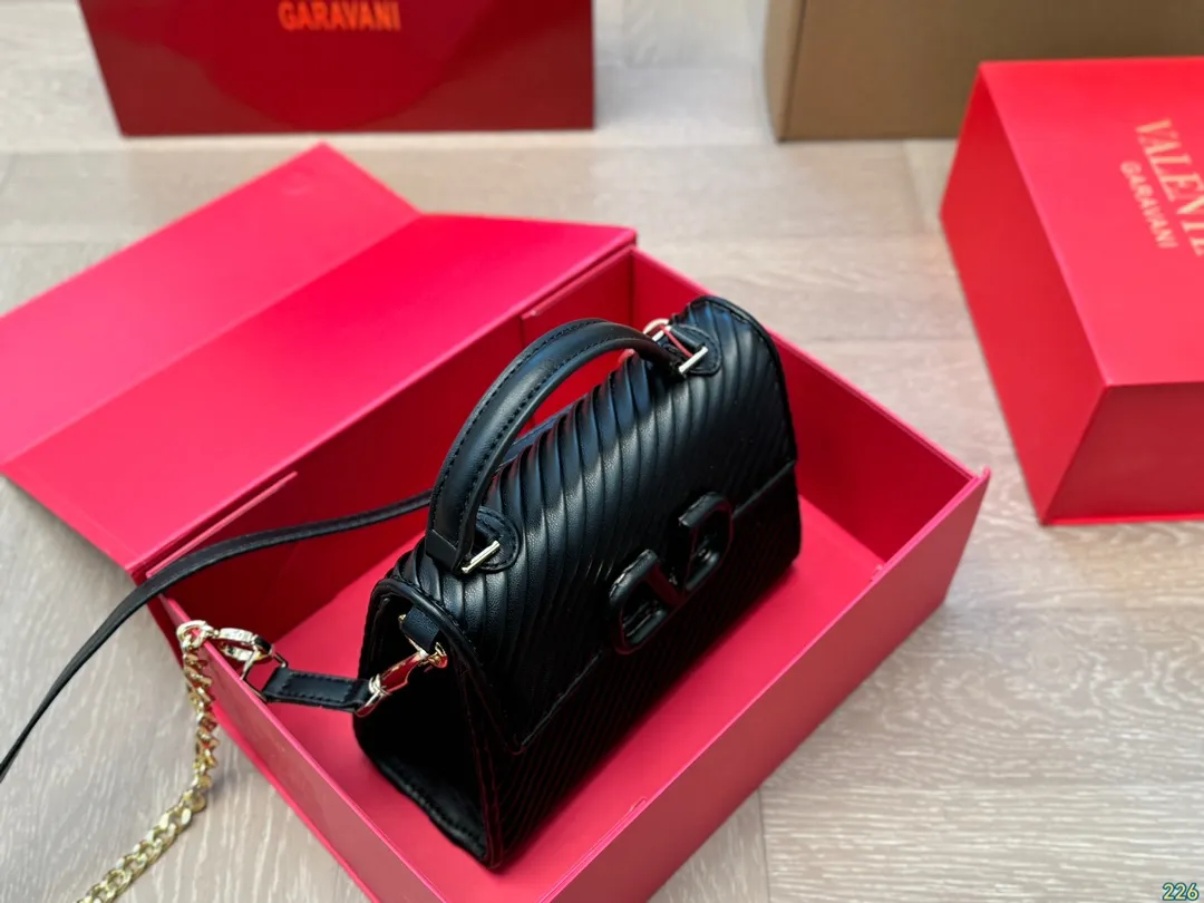 &yen;170折叠盒 华伦天奴Valentino手提包 简约的包身廓形解锁时尚魅力 可盐可甜 让你成为整条街最靓的女孩 很百搭哦 yyds 尺寸：21 16