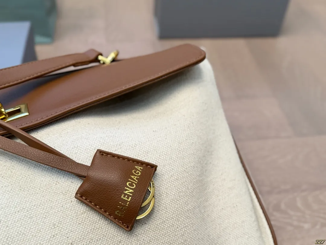 ¥175/¥170配盒 Balenciaga巴黎世家新款 任何风格都可轻松驾驭 适合日常 旅游 出行 集美必备 尺寸:36 24/30 20