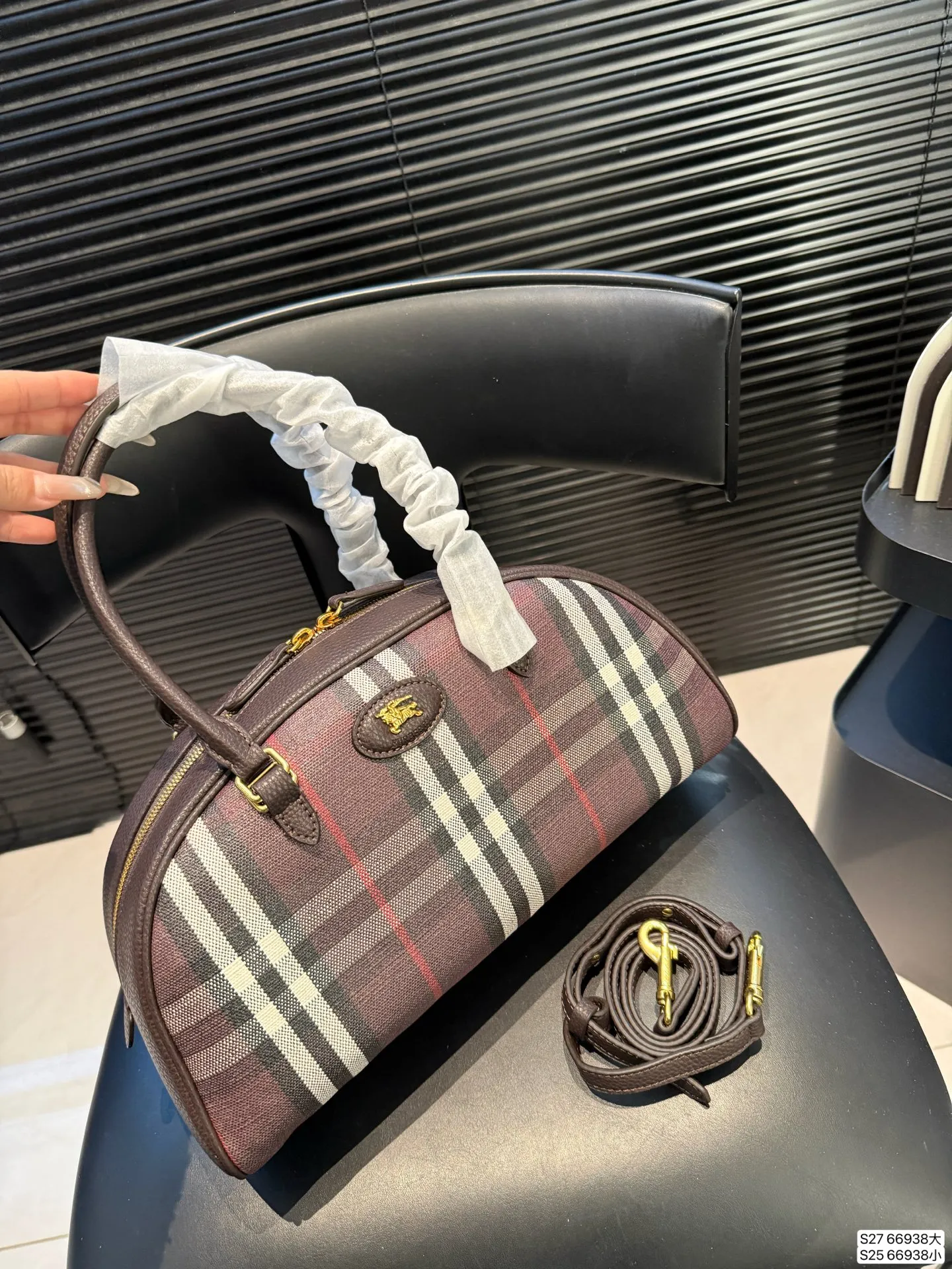 大号P185小号P175 巴宝莉一眼沦陷的复古优雅 救命！包包也太戳我心巴了吧🥰 经典的格纹元素，搭配复古的贝壳包型，真的是把优雅刻进了DNA里！ 它的容量也超棒，日常出门需要带的手机、口红、粉饼什么的，都能轻松装下。而且还有长肩带，可以手提尺寸大34 18 小19 13 货号66938