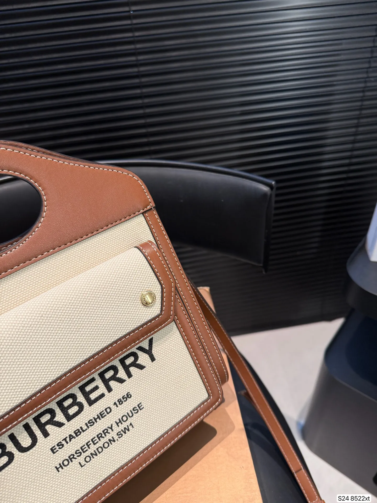 P170 配折叠盒 这款包包算是Burberry家的爆款啦‼️白棕双拼，满满的复古文艺风，又有一种优雅的高级感，更是时尚达人明星街拍的常客了～ 尺寸23 22 货号8522