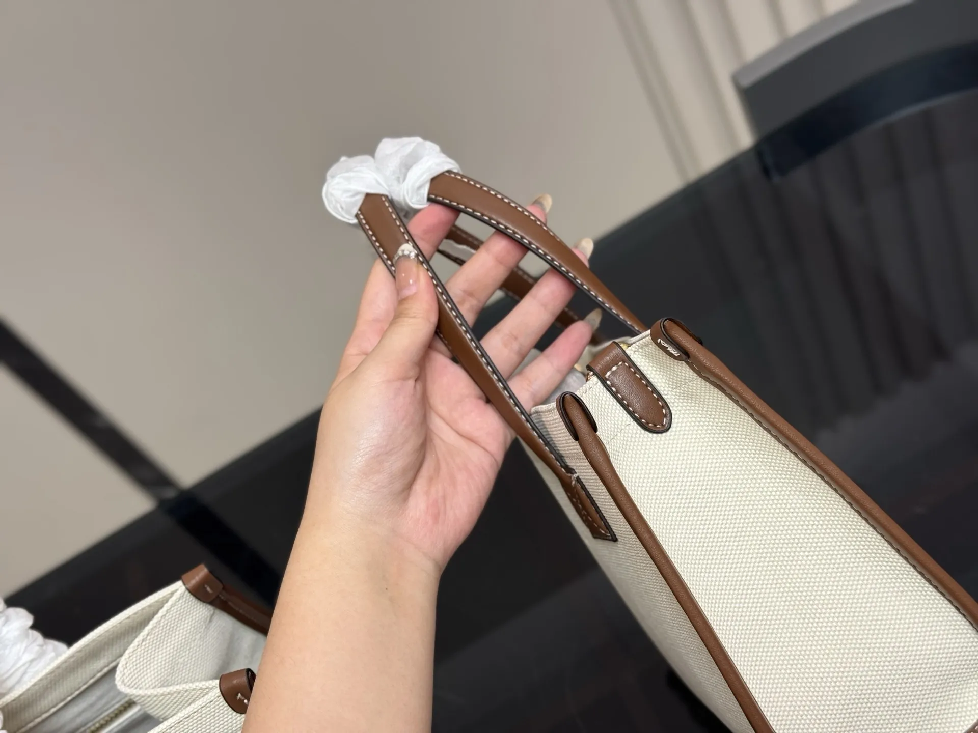 &yen;150 &yen;140 size： 33.25cm 23.19cm 巴宝莉Freya 帆布tote（托特） 方方正正的外形自带一股复古学院气息！ 真的好爱粉色 夏天小托特的不二选择!