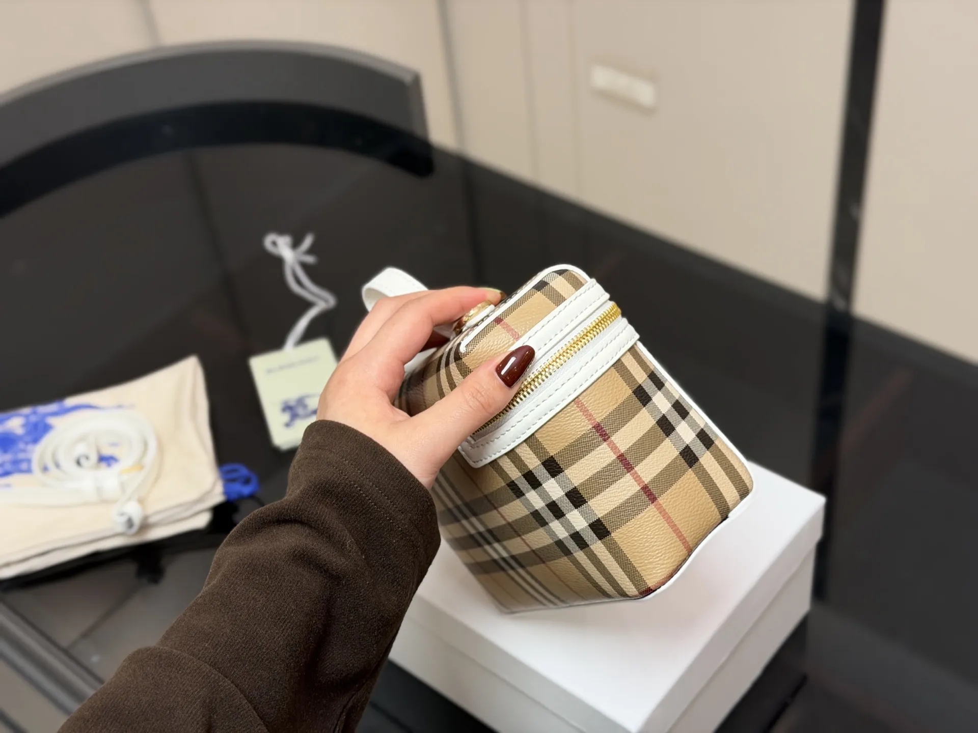 ¥170 配盒 size:20(底宽)*14cm(高) 巴宝莉LP小盒子包 性价比超高的一只格纹小盒子 真的好可爱呀 可甜可盐太可爱啦! 可以手拿可以肩背长度刚刚好