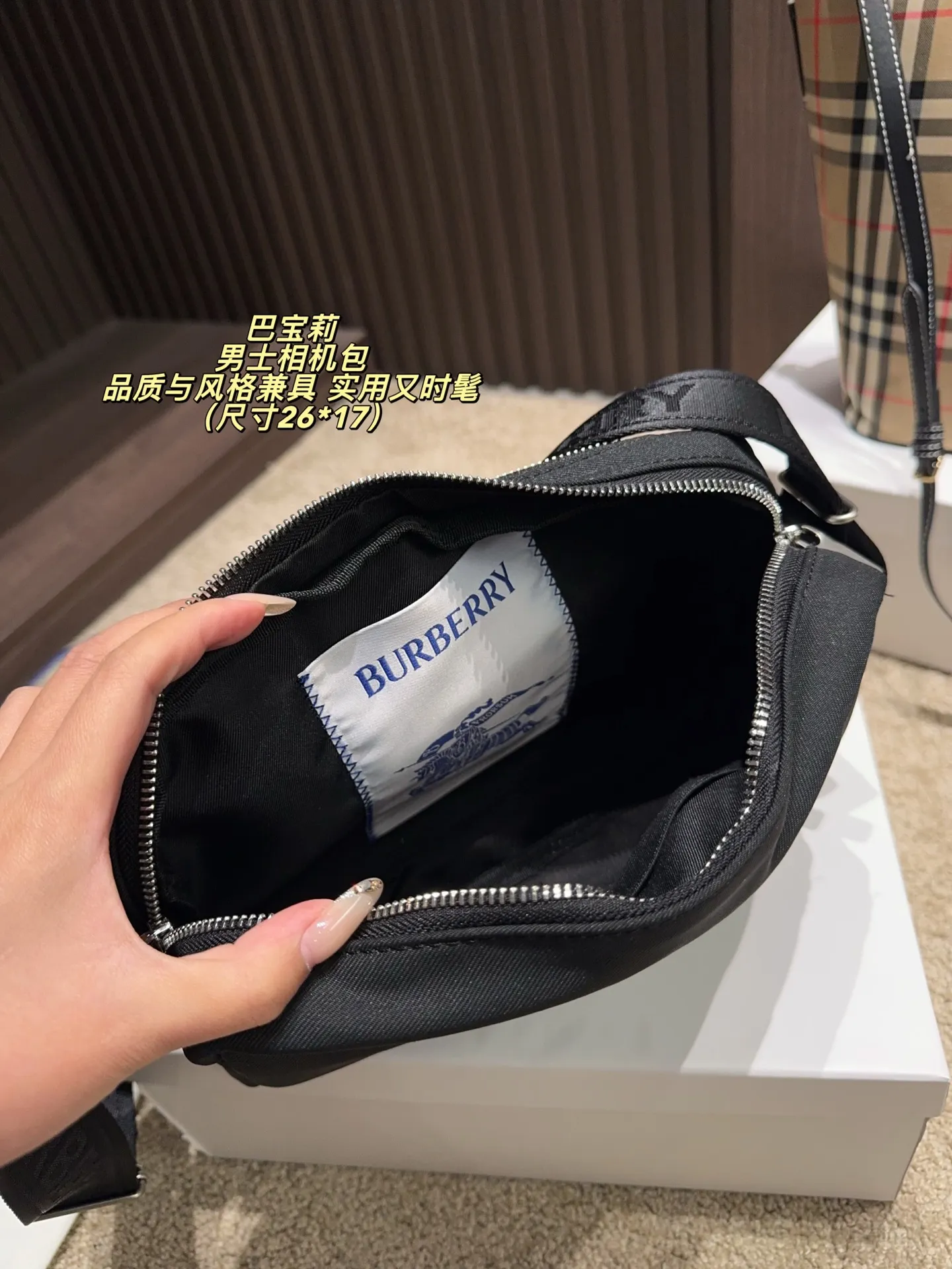P160配盒⚠️尺寸26*17 Burberry 巴宝莉 男士相机包 黑色尼龙材质+战马刺绣,英伦风满满!双隔层设计,收纳超方便。肩带可调节,斜挎or手提都OK,通勤、旅行都能轻松驾驱。尼龙轻便耐用,日常出门无压力,实用又时髦,是Burberry经典系列,品质与风格兼具,超适合追求质感的你!