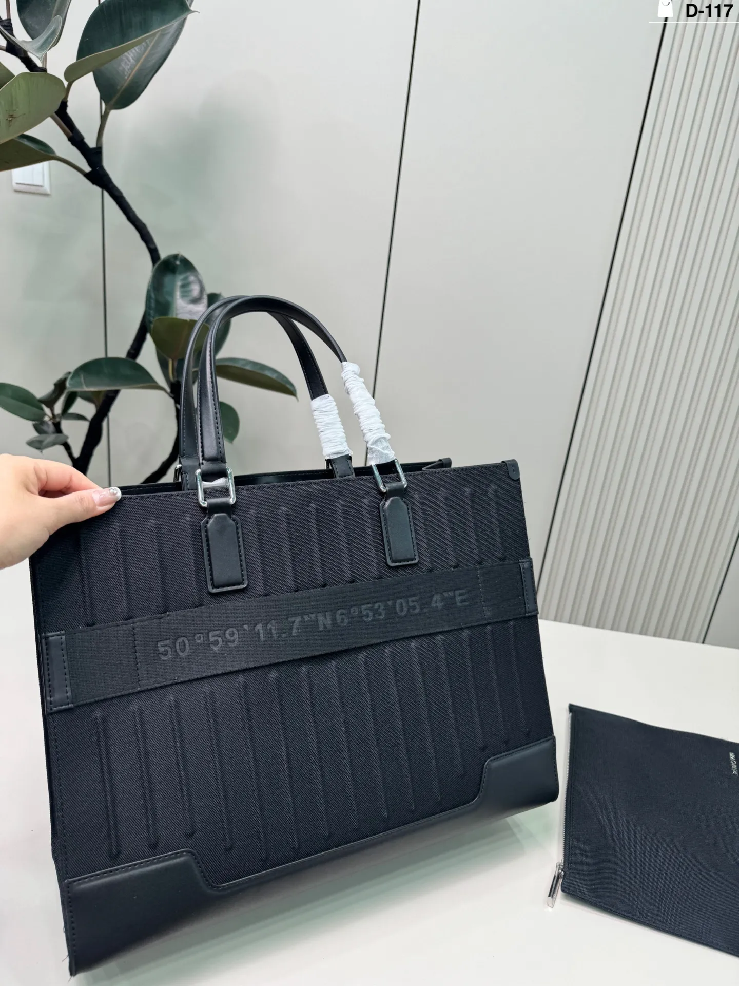 💰p265 D-117尺寸41&times;32 RIMOWA Never Still日默瓦托特包 简约大气，商务or休闲都能轻松驾驭。 还附可拆卸小袋，收纳超方便~