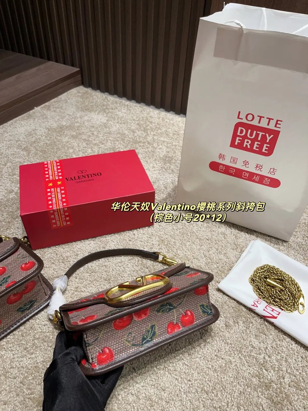 大号p175配盒⚠️尺寸26.12 小号p170配盒⚠️尺寸20.12 华伦天奴Valentino樱桃系列斜挎包 春夏系列 ,丰富的色彩、复杂的图案和多层次的材质,打造出强烈的视觉冲击,Freen轻松驾驭,优雅又性感~传递出春夏季节的浪漫与活力,为品牌注入新的活力!