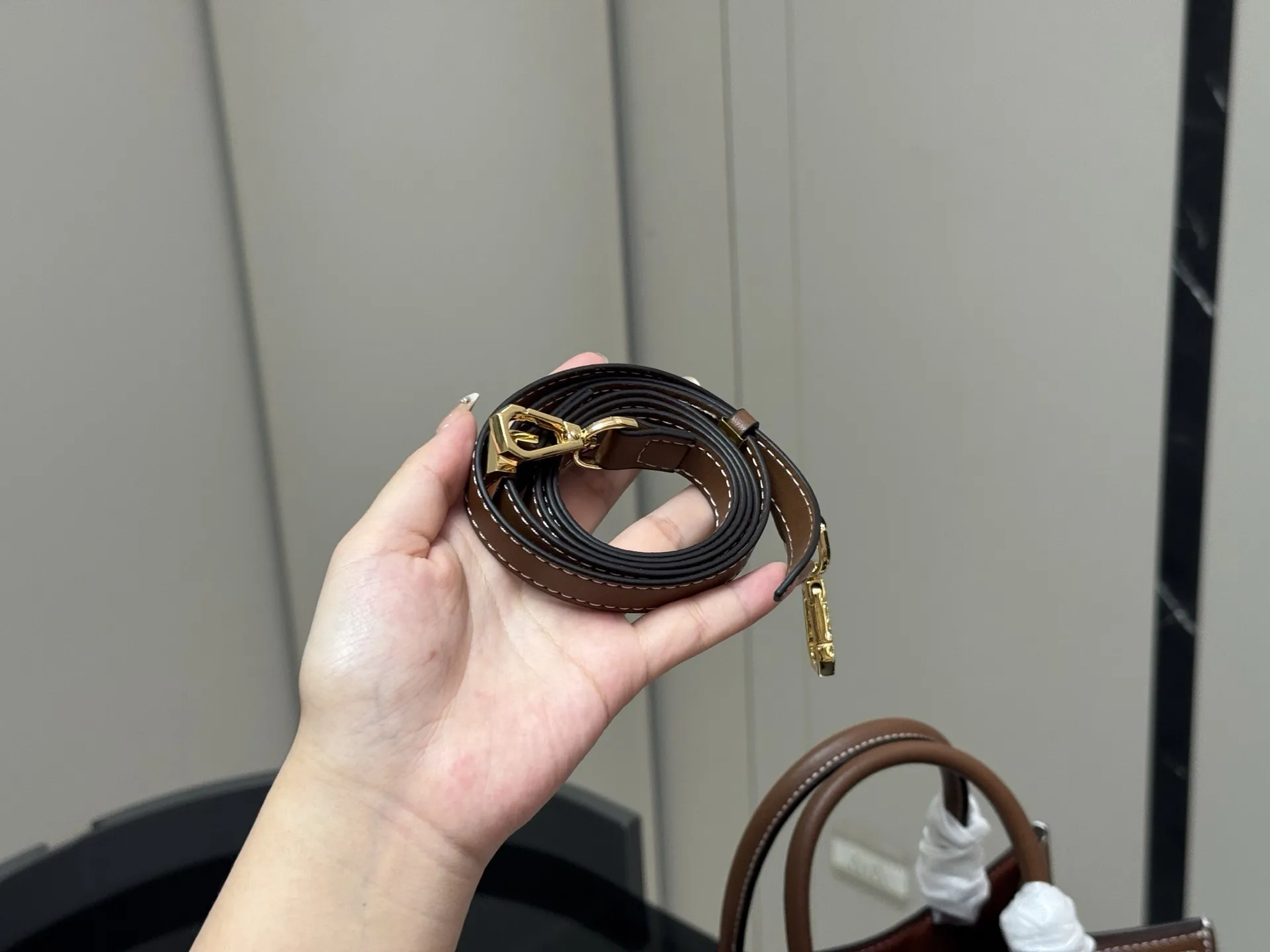 ¥195 配盒 牛皮 size:27*21cm 巴宝莉 Frances 帆布拼皮 非常Chic! 自带vintage气质! BurberryFrances包美是一种态度,我们要活成最好的样子!