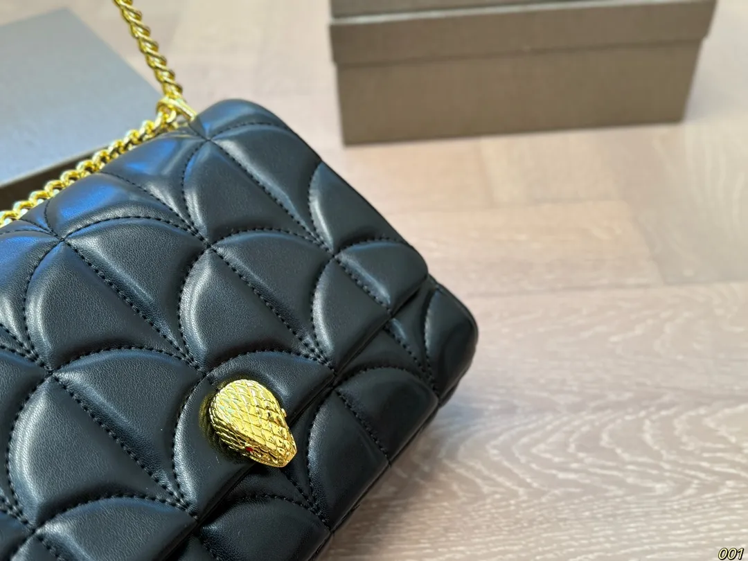 &yen;140配盒 宝格丽 Bvlgari蛇头包 ⚠️顶级原单 不愧是开挂般的存在 包身轻便 百搭 给予满满的高级感 尺寸23 16