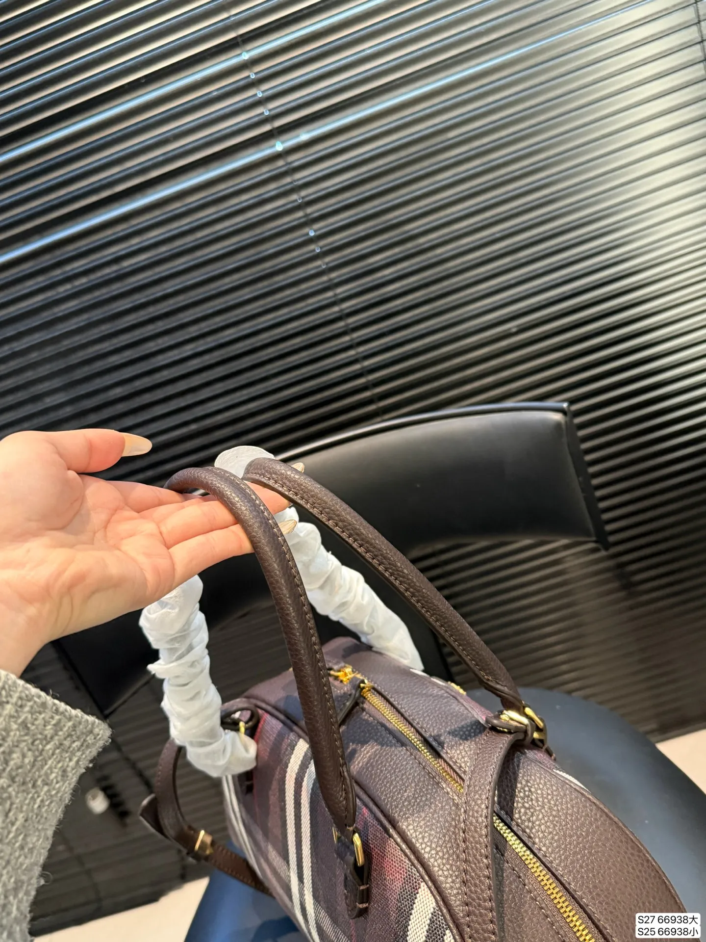 大号P185小号P175 巴宝莉一眼沦陷的复古优雅 救命！包包也太戳我心巴了吧🥰 经典的格纹元素，搭配复古的贝壳包型，真的是把优雅刻进了DNA里！ 它的容量也超棒，日常出门需要带的手机、口红、粉饼什么的，都能轻松装下。而且还有长肩带，可以手提尺寸大34 18 小19 13 货号66938