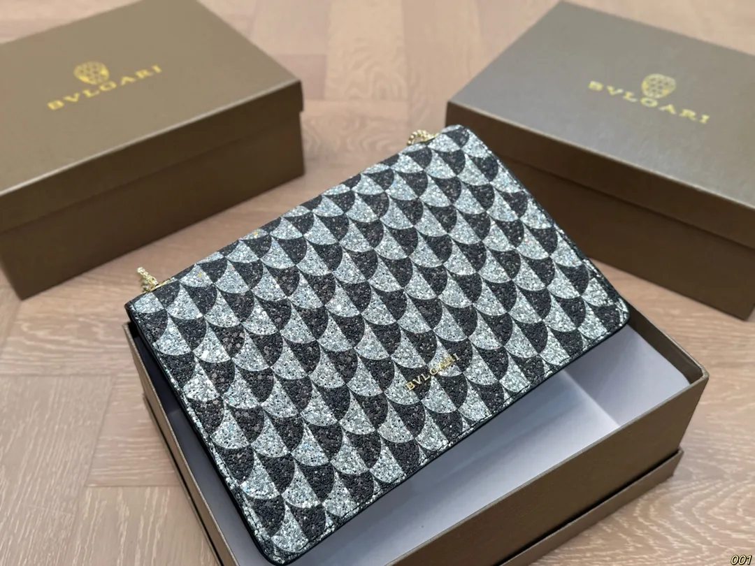 ¥145配盒 宝格丽 Bvlgari蛇头包 ⚠️顶级原单 不愧是开挂般的存在 包身轻便 百搭 给予满满的高级感 尺寸25 17