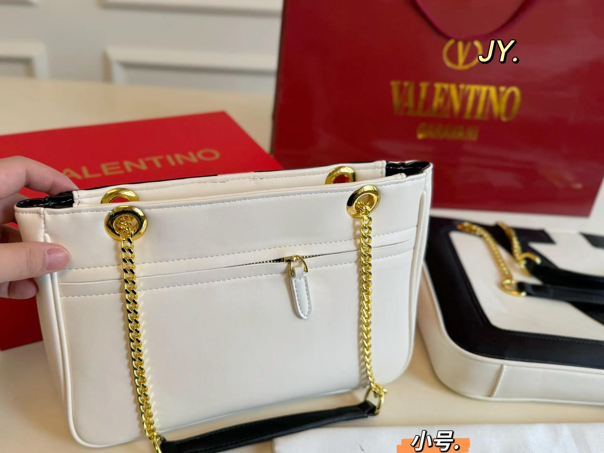 P135大号 P125小号（折叠盒） size：37&times;26大号 27&times;18小号 Valentino华伦天奴25 viva supestar 链条腋下包 醒目大logo，辨识度超高 吸睛有质感 高级感溢出来啦 这颜值上身很百搭的呦‼️