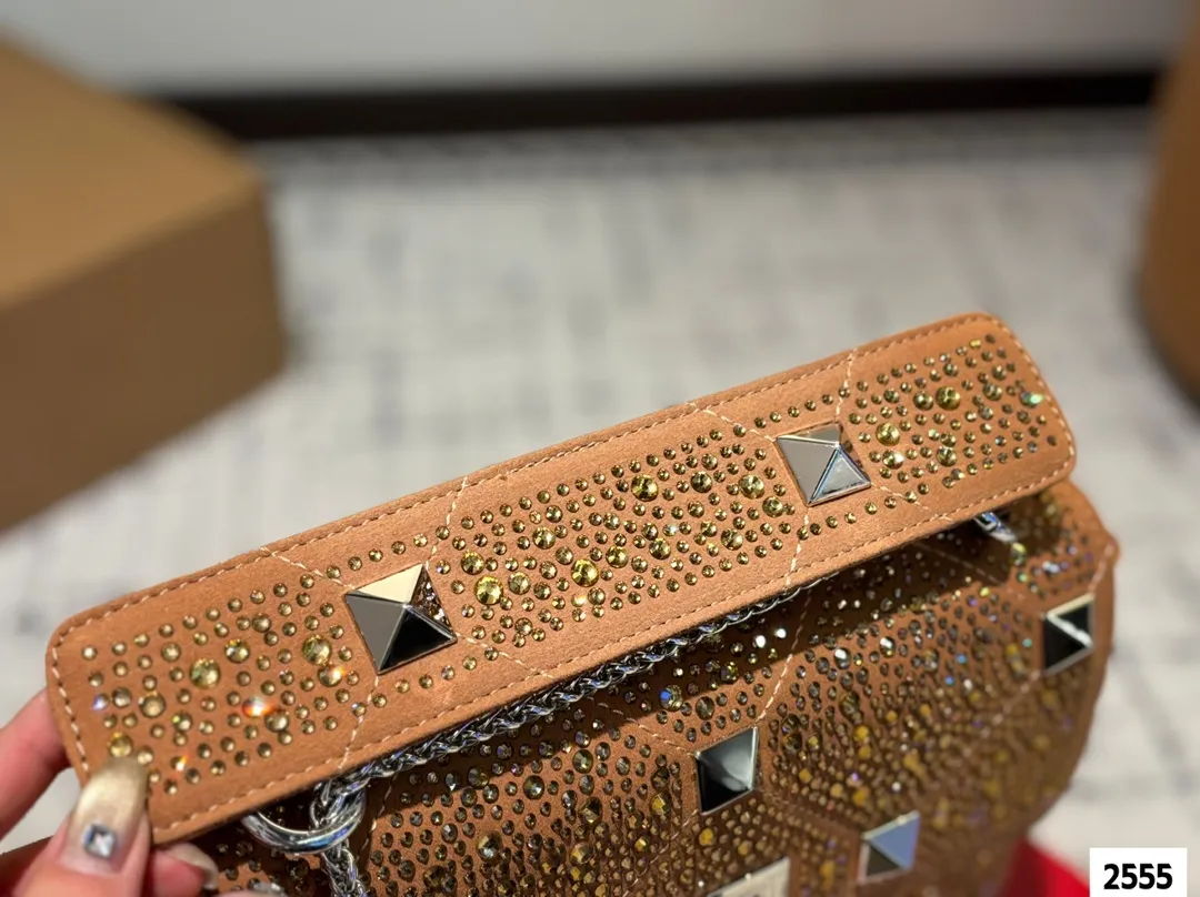 P210 (礼盒包装) valentino vsling 满钻托特包 华伦天奴一款手提包,连接肩带的话,可以作为单肩包或斜挎包使用包包正面的V标华伦天奴特有的标志 高级感 时髦 good#华伦天奴尺寸:24.18