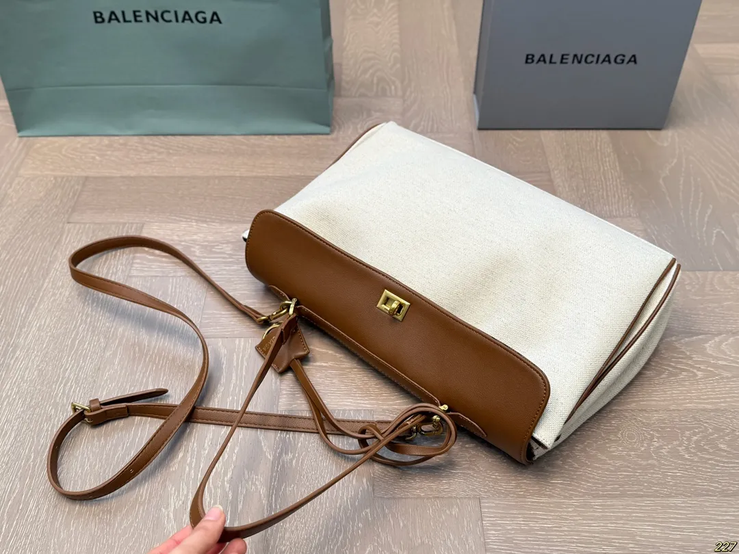 ¥175/¥170配盒 Balenciaga巴黎世家新款 任何风格都可轻松驾驭 适合日常 旅游 出行 集美必备 尺寸:36 24/30 20