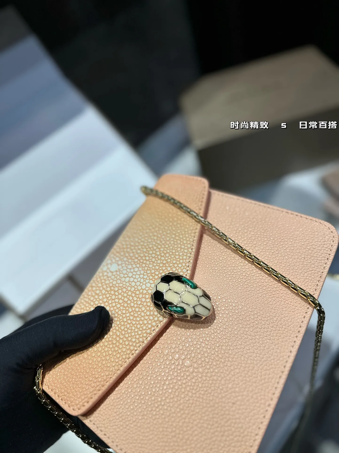 ❤️p200/p200❤️ 宝格丽Bvlgari, 原单品 原单皮质! 原单五金(一定要⚠️链条) 牛皮品质🐂🐂 进口珐琅彩五金扣 好质感巨百搭 一定要⚠️⚠️五金! 尺寸:22*14cm /20cm 还有原版小镜子哦