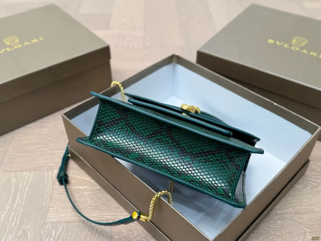 ¥150配盒 宝格丽 Bvlgari蛇头包 ⚠️顶级原单 不愧是开挂般的存在 包身轻便 百搭 给予满满的高级感 尺寸21 15