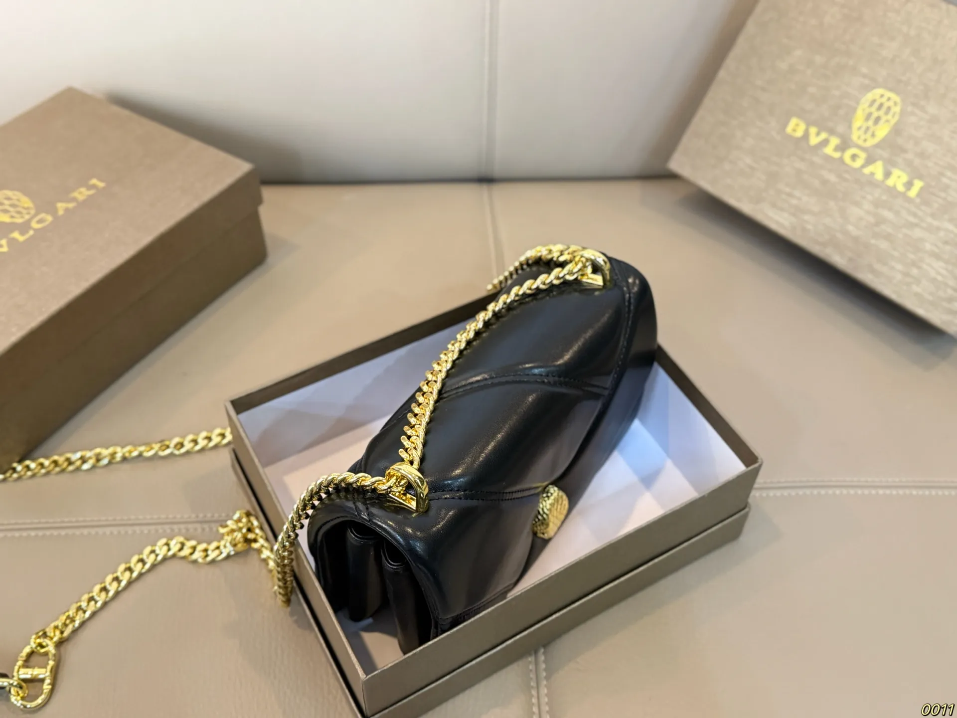 &yen;140配盒 宝格丽 Bvlgari蛇头包 ⚠️顶级原单 不愧是开挂般的存在 包身轻便 百搭 给予满满的高级感 尺寸21 13