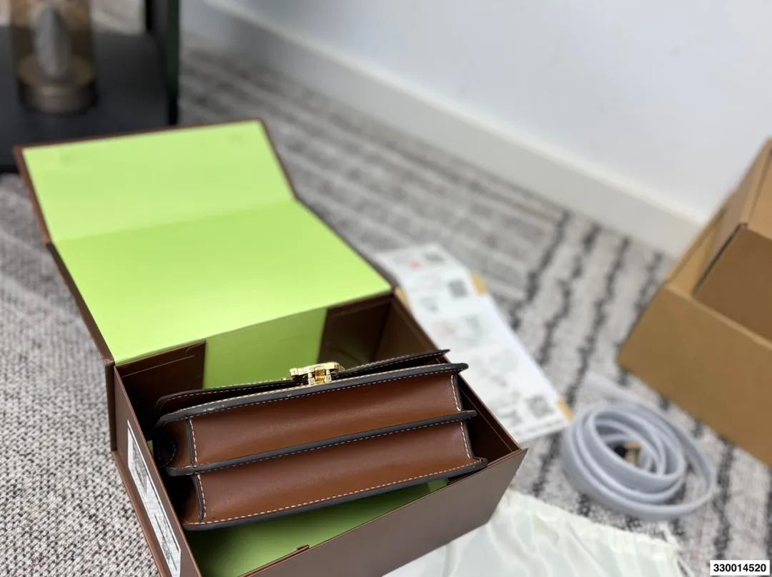 p170 配礼盒 Burberry巴宝莉TB金扣豆腐包 白色超美太适合春夏了 尺寸22.15