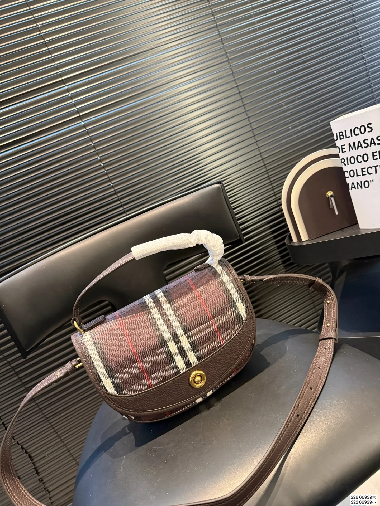 大号P180 小号P160 当经典格纹，邂逅浓郁秋色 复古⻛格的摩登面貌 🟣 复古格纹永不过时 高级感穿搭公式，一件Burberry就够了。 尺寸大24 19 小18 13 货号66939