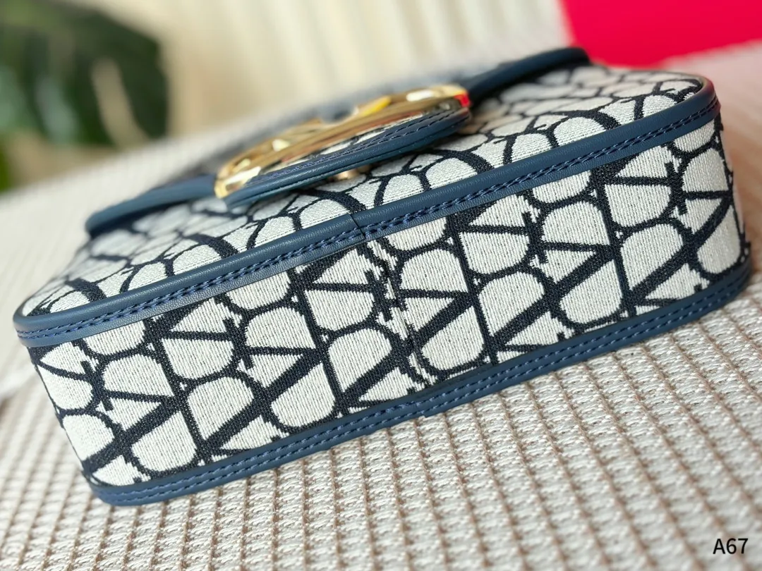 💰135 折叠礼盒包装 🌟Valentino 华伦天奴Loco 绝美仙女必备 也太好看了叭 手提单肩都🉑 解锁时尚魅力 可盐可甜 做整条街最靓的女孩👩🏼🦱 尺寸:23-7-13