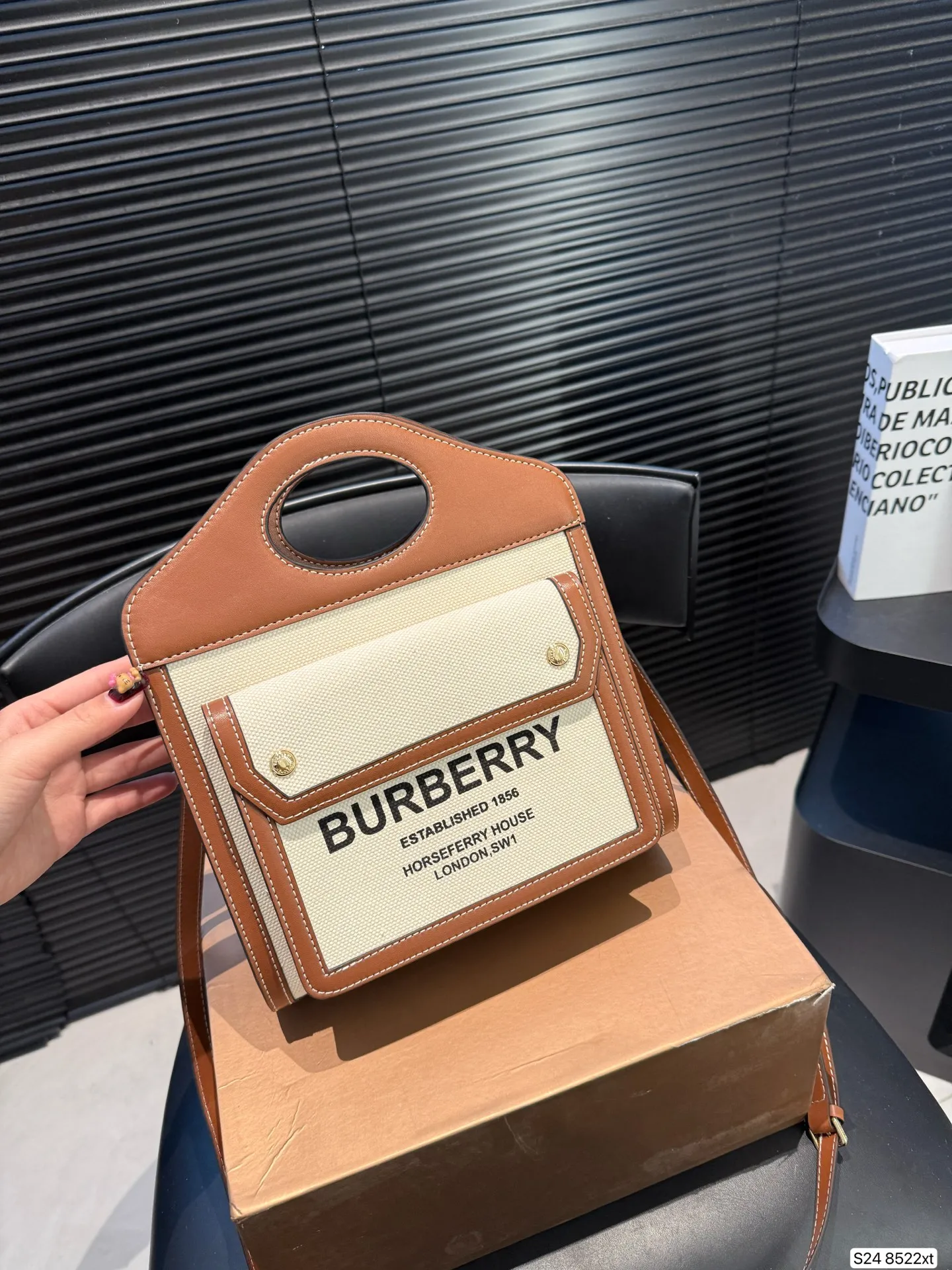 P170 配折叠盒 这款包包算是Burberry家的爆款啦‼️白棕双拼,满满的复古文艺风,又有一种优雅的高级感,更是时尚达人明星街拍的常客了~ 尺寸23 22 货号8522
