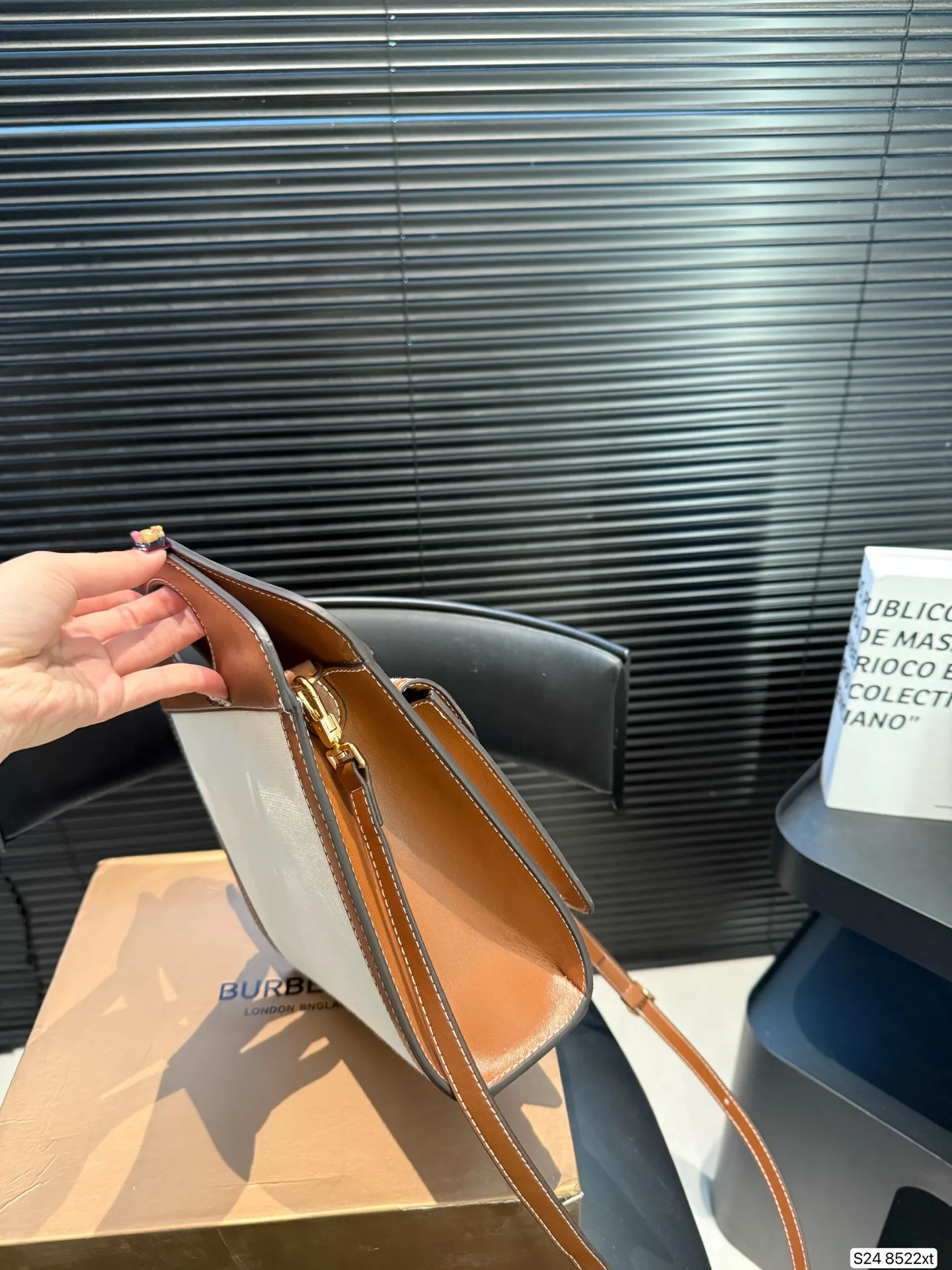 P170 配折叠盒 这款包包算是Burberry家的爆款啦‼️白棕双拼,满满的复古文艺风,又有一种优雅的高级感,更是时尚达人明星街拍的常客了~ 尺寸23 22 货号8522