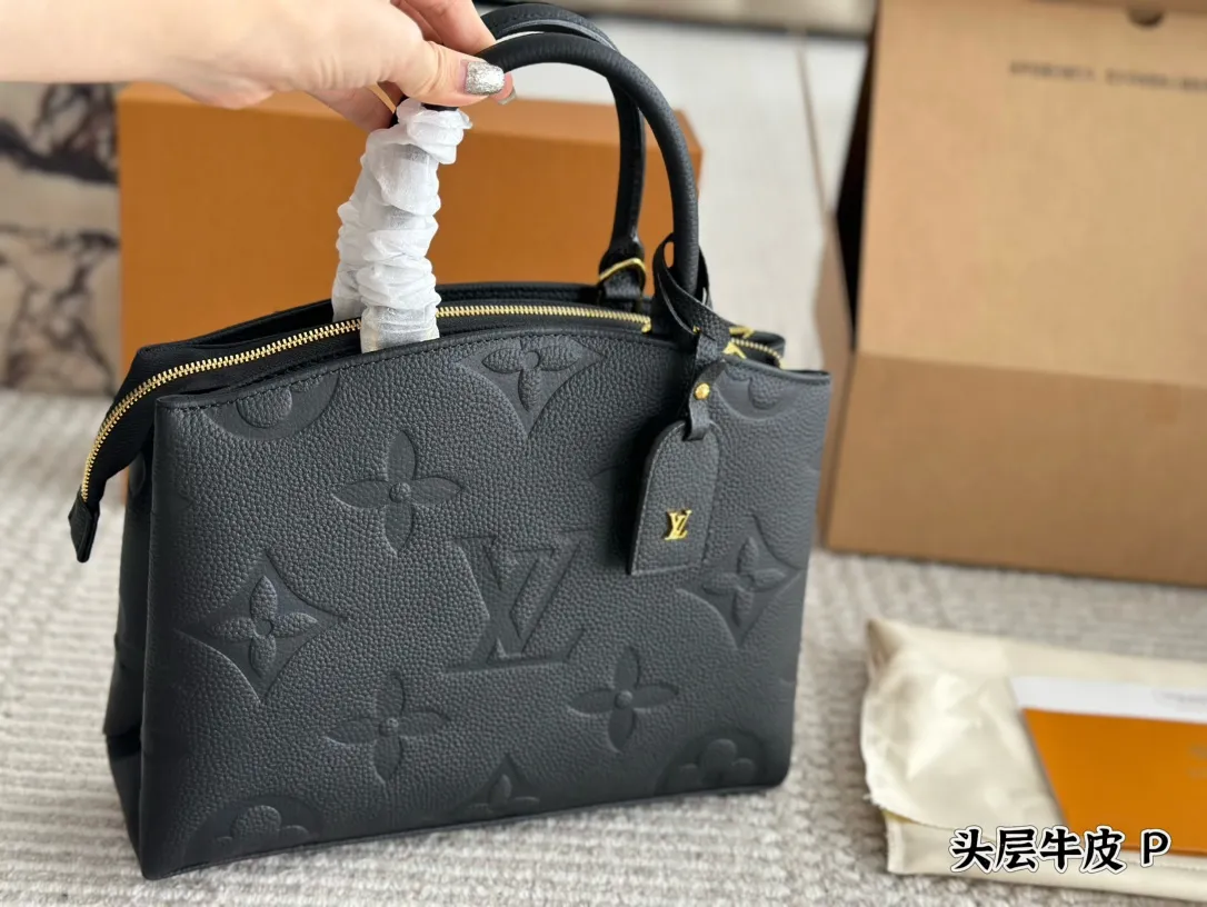 p220 全套包装🎁 这款是2021年的新款但是是经典老花，是国庆才上 新的款式。Petit Palais Tote包取材Monogram帆布，搭配天然皮革。行李牌的挂锁精致我觉得很可爱。可以手提也可以斜挎单肩，比较实用。29cm 折叠礼盒🎁