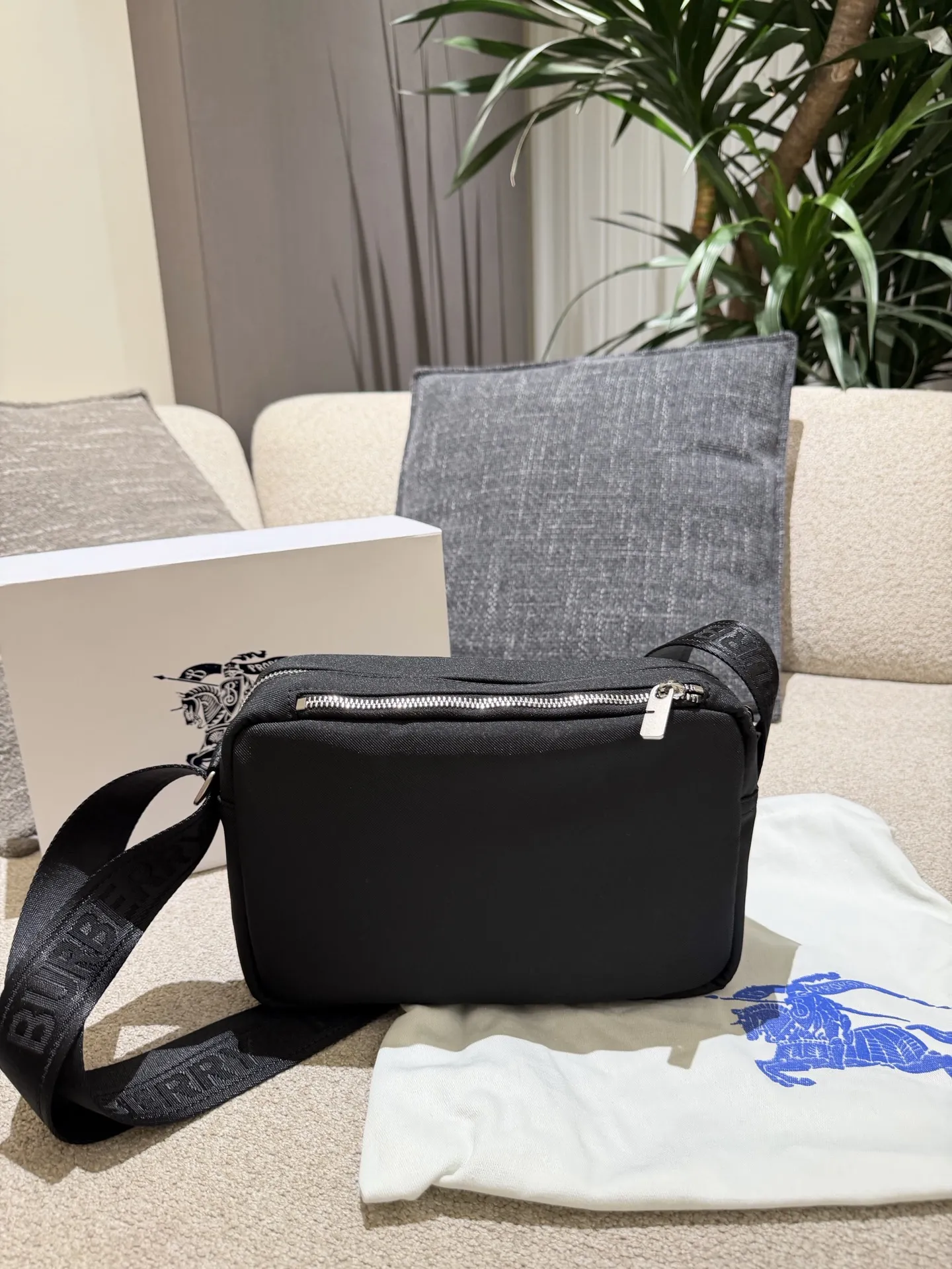 p160 巴宝莉男包秋冬季轻便穿搭 巴宝莉 斜背包，装饰与内衬配色呼应的精纺崁纱骑士印章，以反光纱线打造，源自 1980 年代品牌包款的典藏图案。肩背带点缀同色系 Bur字母徽标，可调节缔造肩背或斜挎造型。 尺寸:26.5 x 9 x 18cm配盒子