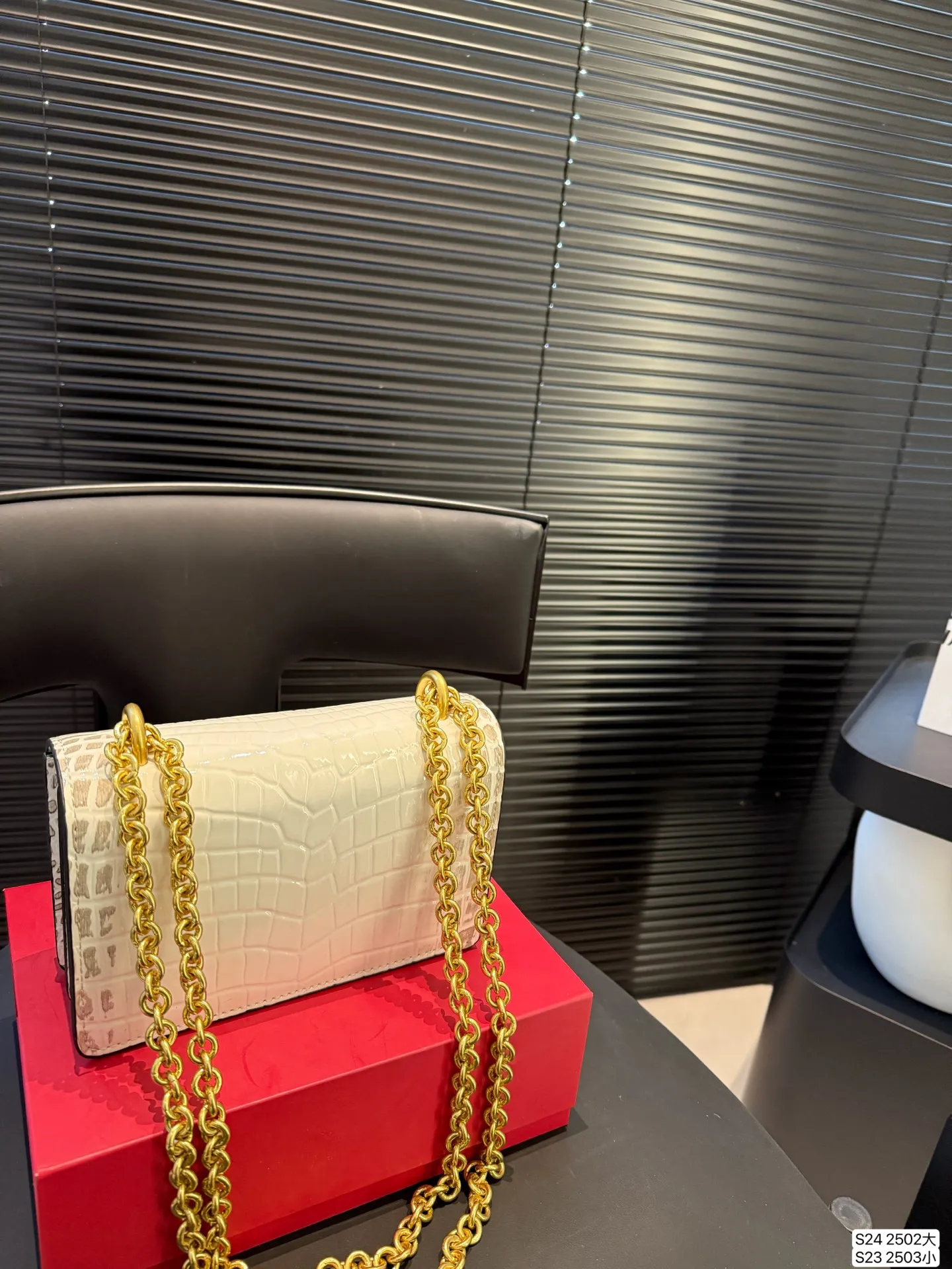 大号P170 小号P165 配折叠盒子 华伦天奴链条包Valentino SS25 Vain系列链条包打造简约复古风尚光面牛皮革触感高级金属吸扣开合方式 珠宝盒般使用感受#华伦天奴valentino #复古 # 尺寸：大号24 15 小号19 12 货号大2502 小2503
