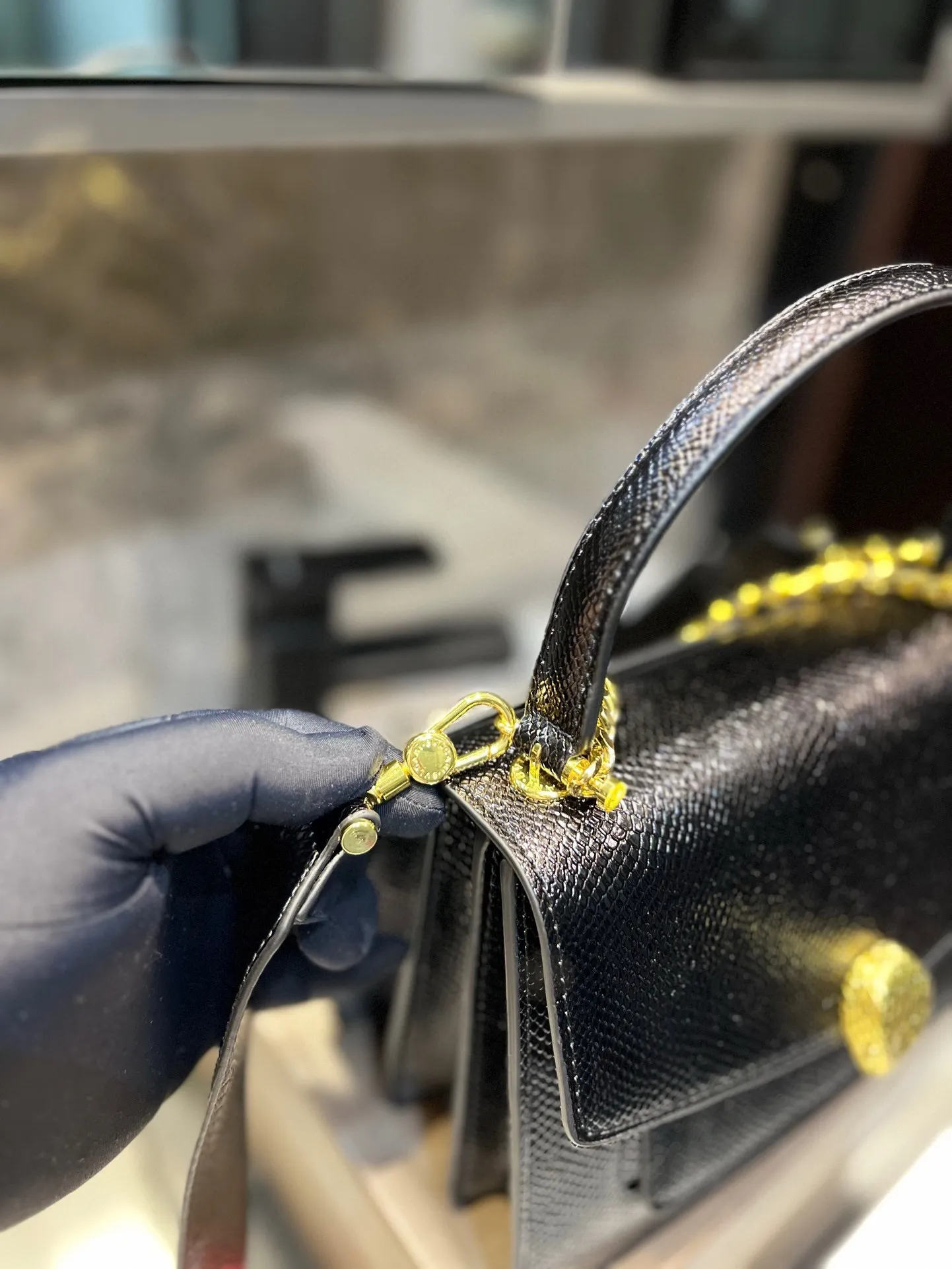 ❤️P155（礼盒包装）❤️ 宝格丽劲爆款！众多明星同款，包包小巧圆润饱满，标志性的蛇头扣点缀玛瑙石，柔软小羊皮包身拿在手里超级有质感，真是气质无敌了，分享给你们，不能我一个人种草！t尺寸：21 18