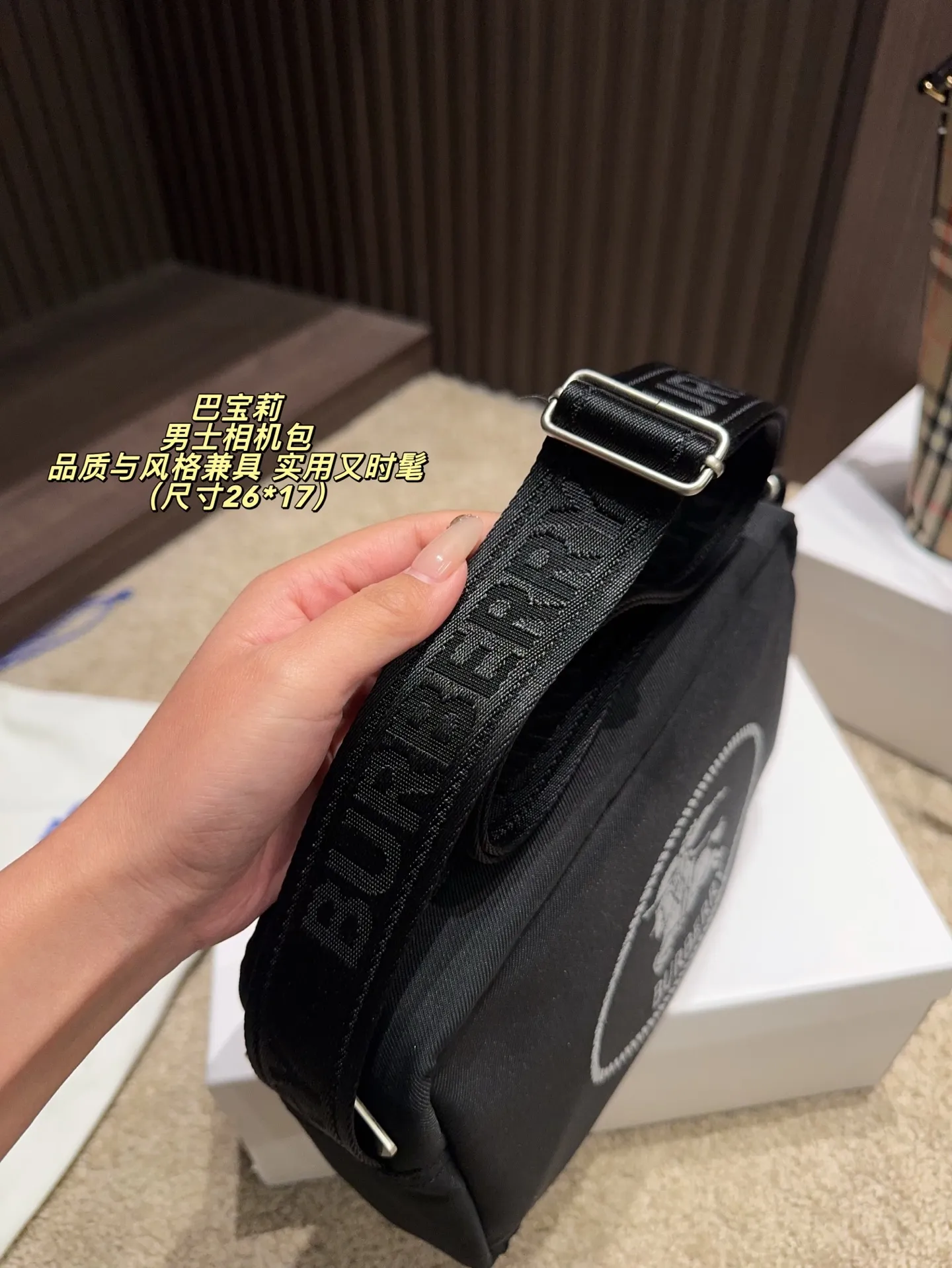 P160配盒⚠️尺寸26*17 Burberry 巴宝莉 男士相机包 黑色尼龙材质＋战马刺绣，英伦风满满！双隔层设计，收纳超方便。肩带可调节，斜挎or手提都OK，通勤、旅行都能轻松驾驱。尼龙轻便耐用，日常出门无压力，实用又时髦，是Burberry经典系列，品质与风格兼具，超适合追求质感的你！