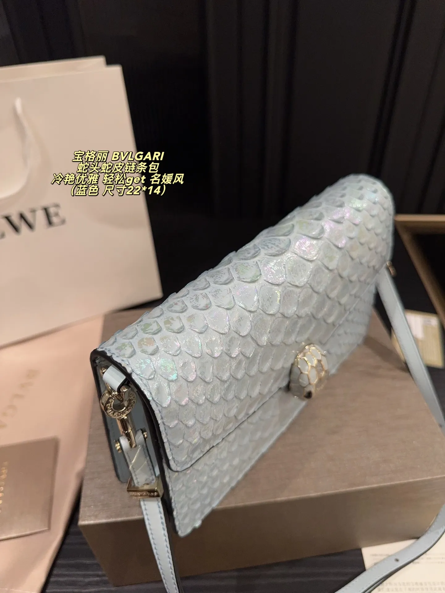 P215 配折叠盒⚠️尺寸22*14 宝格丽 BVLGARI 蛇头蛇皮链条包 冷艳优雅 女神都爱背的宝格丽蛇头包 轻松get 名媛风 包包实物材质细节做的很有质感 蛇头锁扣是珐琅材质 搭配的宝石拼色给整只包增添了神秘高级感