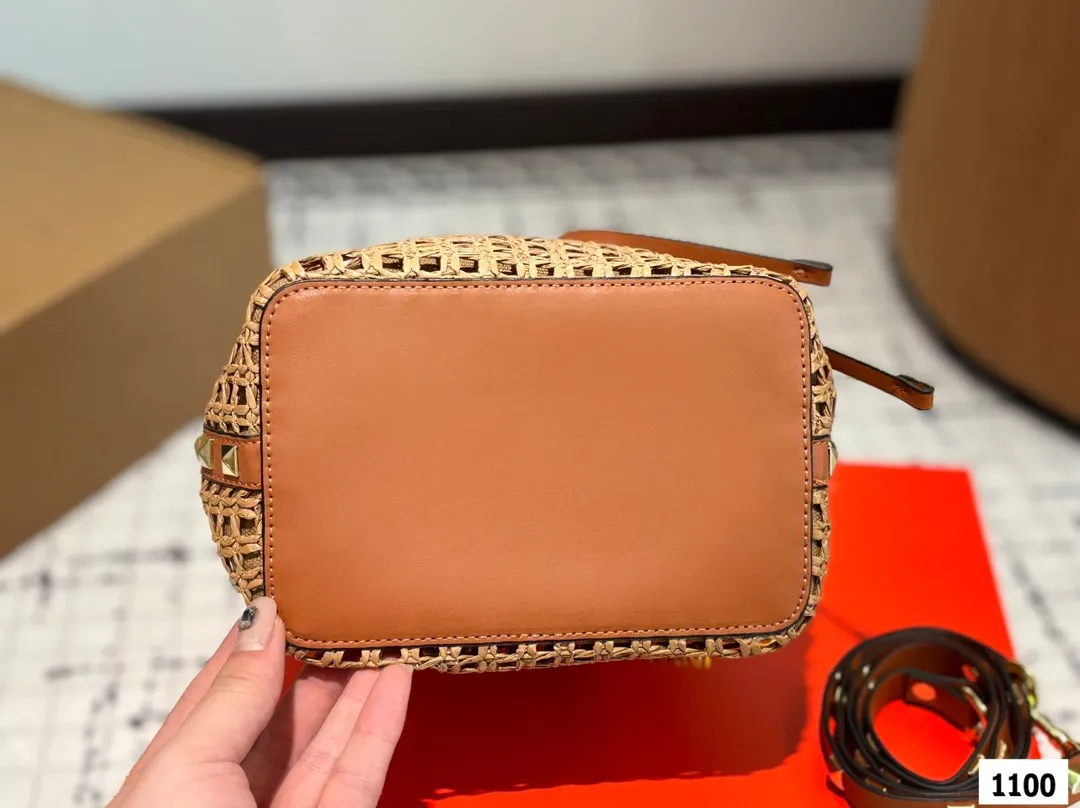 P185 配折叠盒子 Valentino 华伦天奴编织包24春夏浓浓的度假风,却也适合日常觉得这样的包包得有一个,毕竟,海浪、沙滩,没人想拒绝# 尺寸:18 20