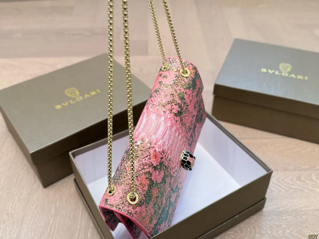 &yen;140配盒 宝格丽 Bvlgari蛇头包 ⚠️顶级原单 不愧是开挂般的存在 包身轻便 百搭 给予满满的高级感 尺寸25 17