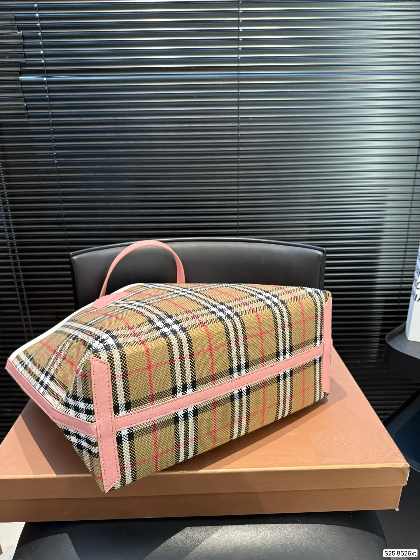 P175 配盒子Burberry 经典格纹包包 这样的经典格纹,就算没有logo,也能够一眼辨别出来它是Burberry! 高级感真是无法拒绝 超大容量的托特包耐用又能装~ 尺寸34 29 货号8526