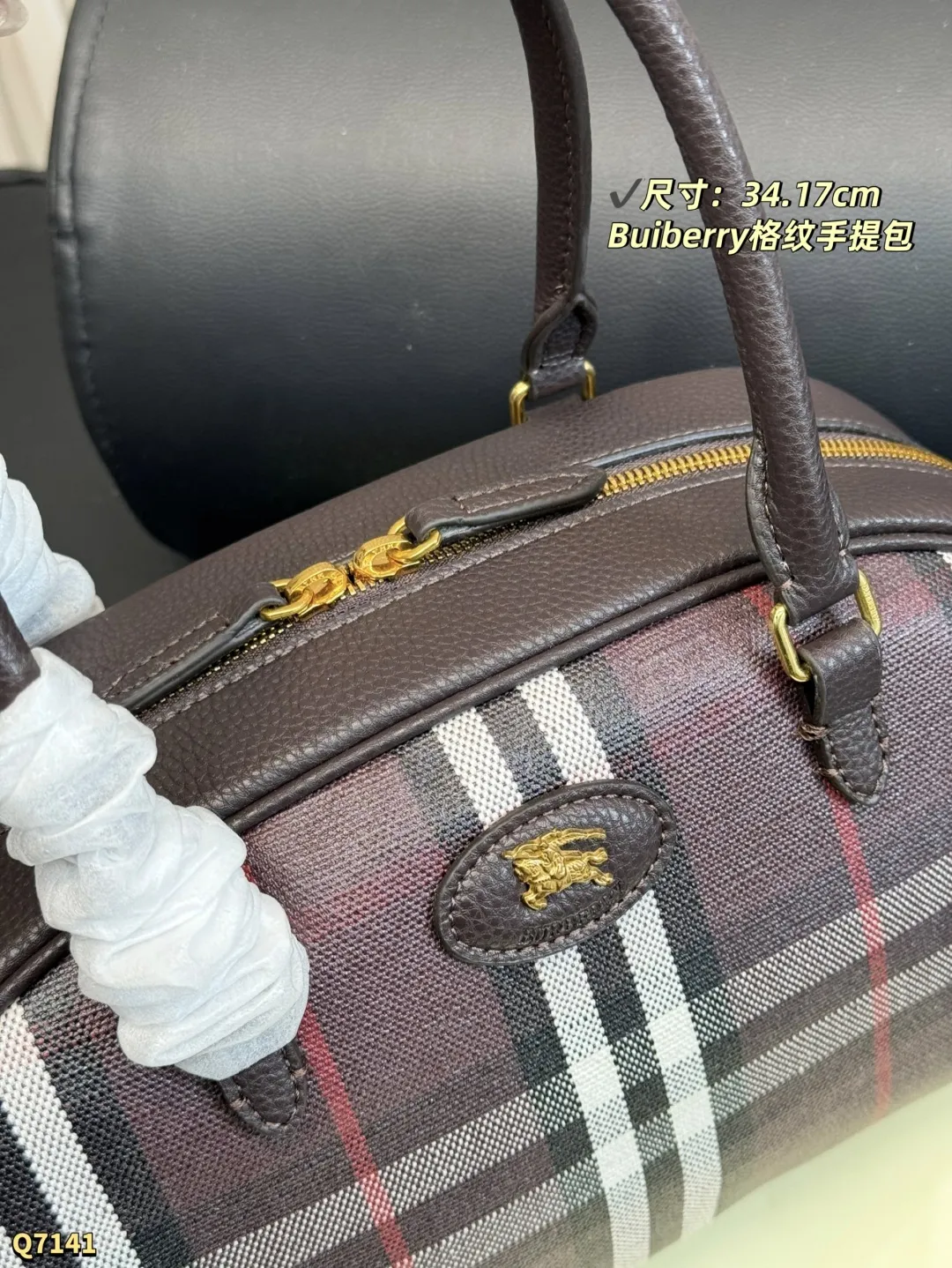 💰180 配折叠盒 尺寸：34.17cm Burberry Highlands保龄球包，经典格纹设计，棉麻混纺+小牛皮饰边，英伦风满满。包身有骑士印章，灵感来自1980年代典藏图案。配可拆卸肩带，手提斜挎都OK！涂层工艺提升耐用性，日常通勤或休闲出行都超适合，实用又时髦凸。