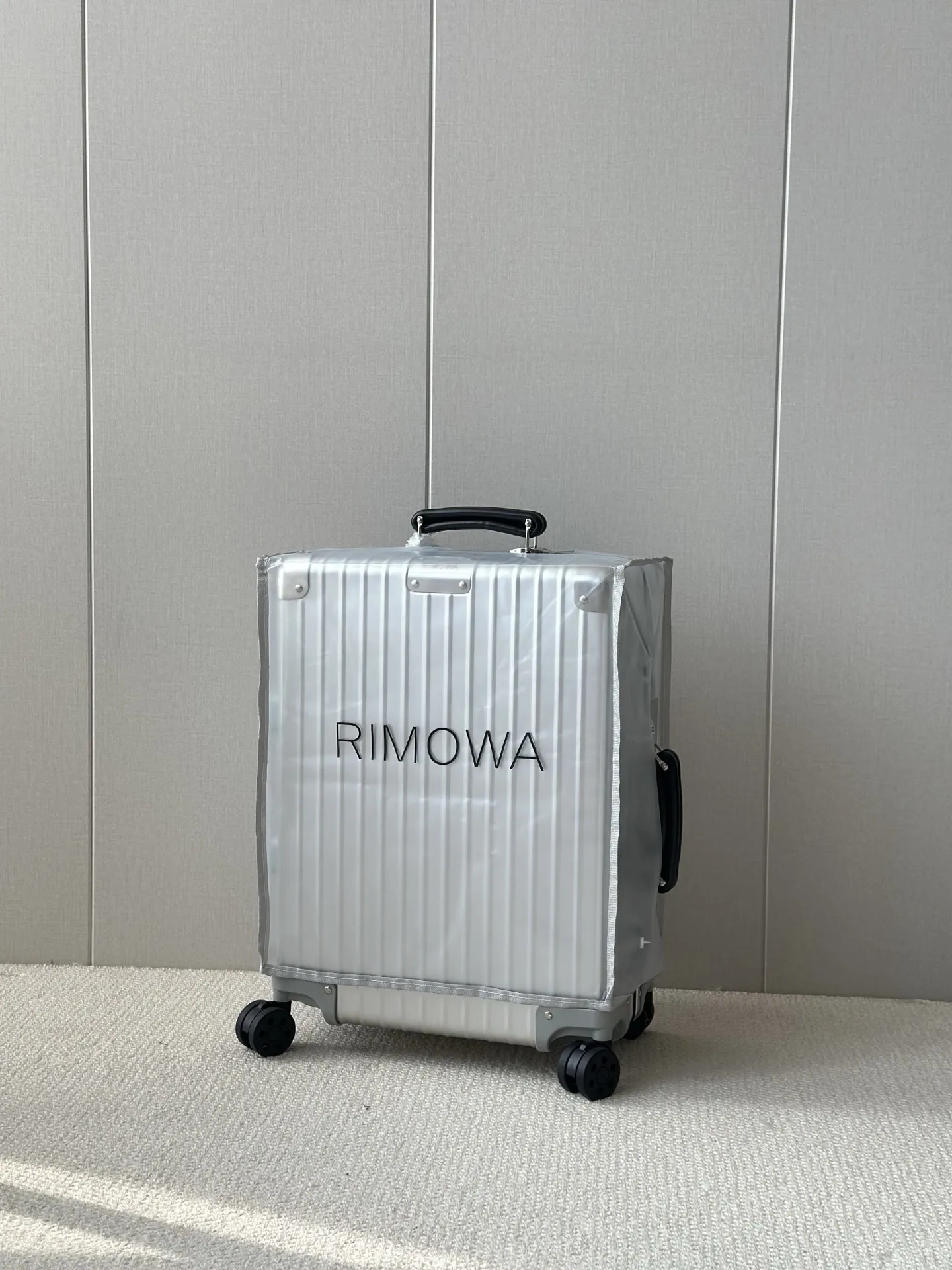 银色～assic fight 系列973复古全铝镁合金登机箱 行李箱/托运箱/旅行箱/拉杆箱/商务箱 日默瓦rimowa专柜zp新款 全新一体标logo，内里/合页/轮子统一M标志，高端的硬制氧化比阳极氧化更高级使箱体更坚硬，50度橡胶轮胎使万向轮更加静音，不锈钢钉日晒雨淋不会生锈，镜面感Tsa国际海关锁通网国际畅通无阻！ 尺寸：20寸55&times;20&times;40