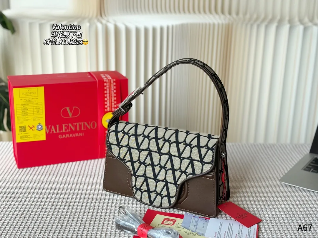 💰180 折叠礼盒包装 🌟华伦天奴印花腋下包 解锁时尚魅力 🉑盐🉑甜 整条街最靓的女孩 尺寸:28-8-16