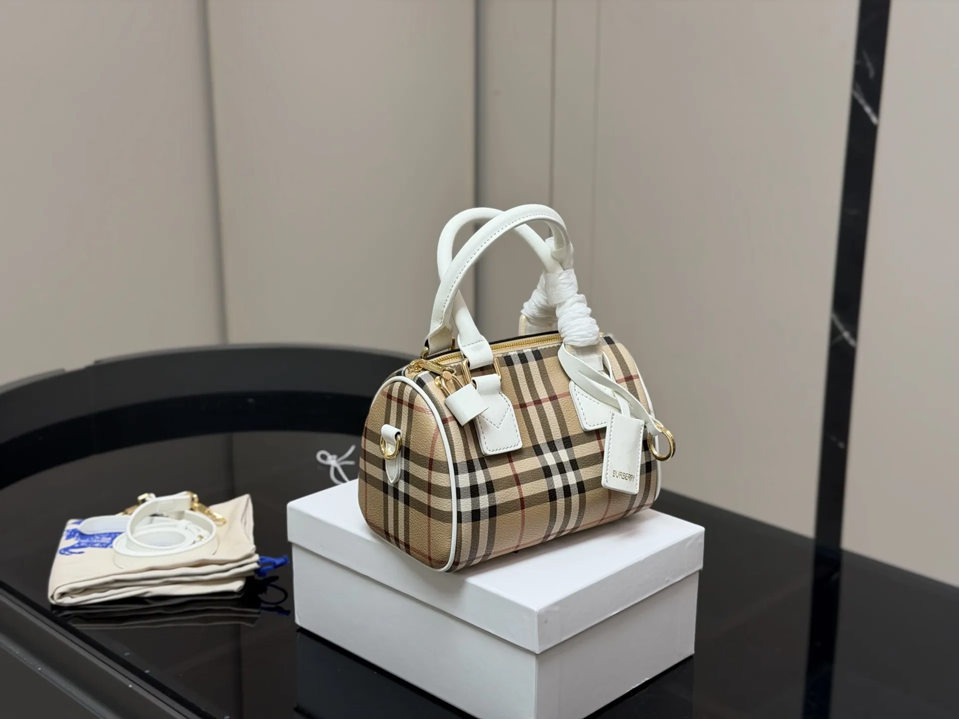 &yen;160 配盒 size:20.13cm 巴宝莉｜敲可爱的枕头包~ 多配色、手提斜挎随心搭配~