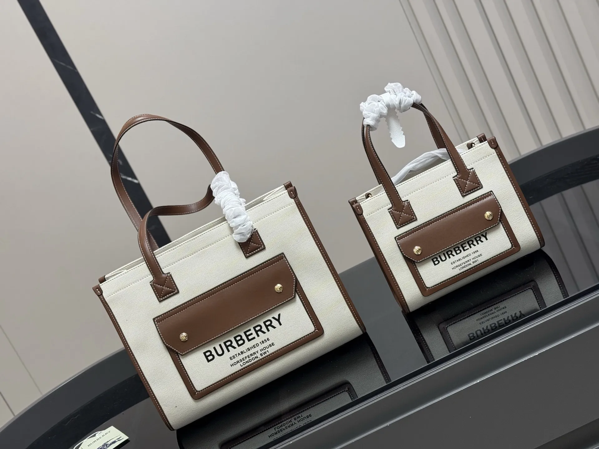 &yen;150 &yen;140 size： 33.25cm 23.19cm 巴宝莉Freya 帆布tote（托特） 方方正正的外形自带一股复古学院气息！ 真的好爱粉色 夏天小托特的不二选择!