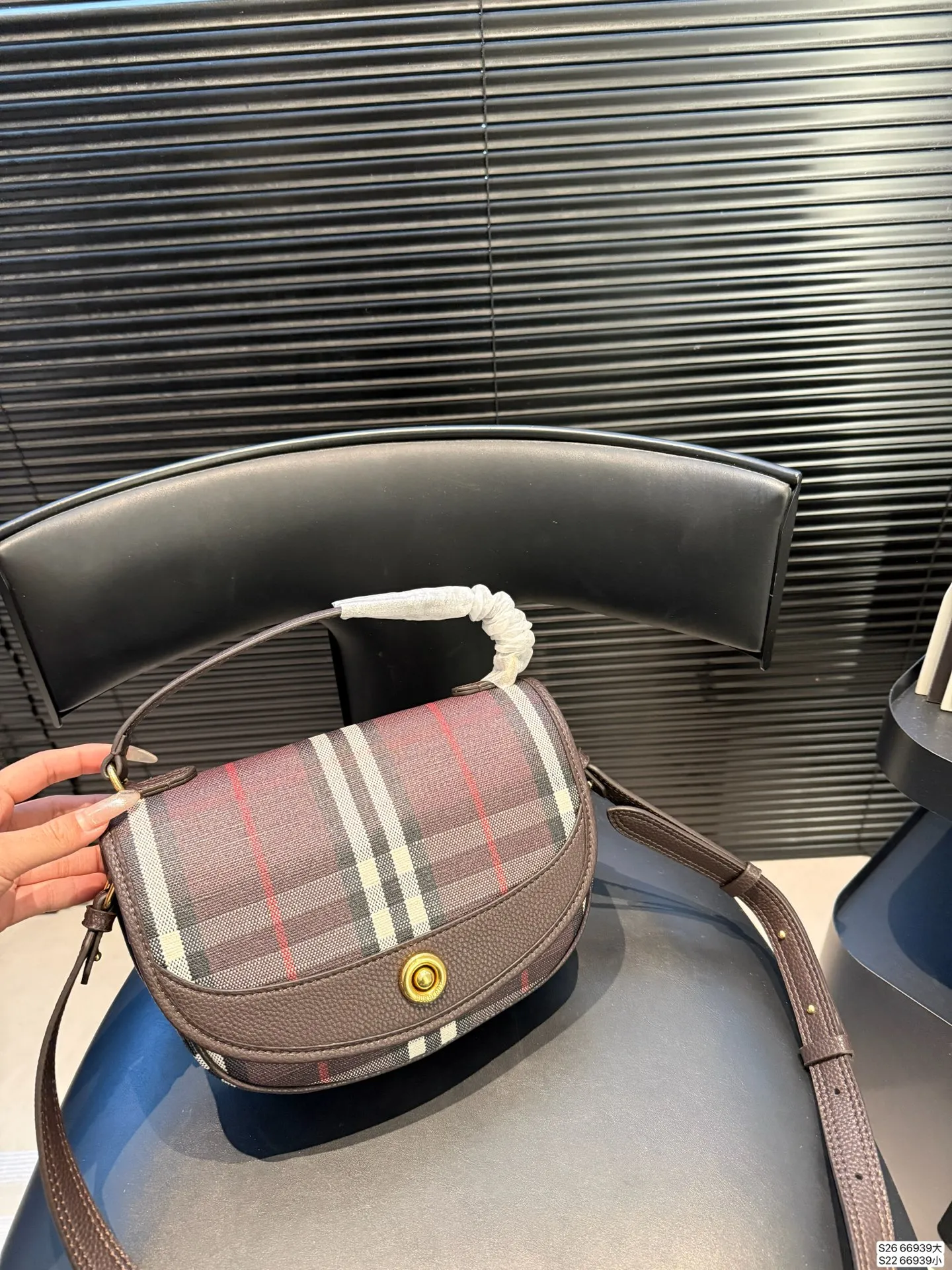 大号P180 小号P160 当经典格纹,邂逅浓郁秋色 复古⻛格的摩登面貌 🟣 复古格纹永不过时 高级感穿搭公式,一件Burberry就够了。 尺寸大24 19 小18 13 货号66939