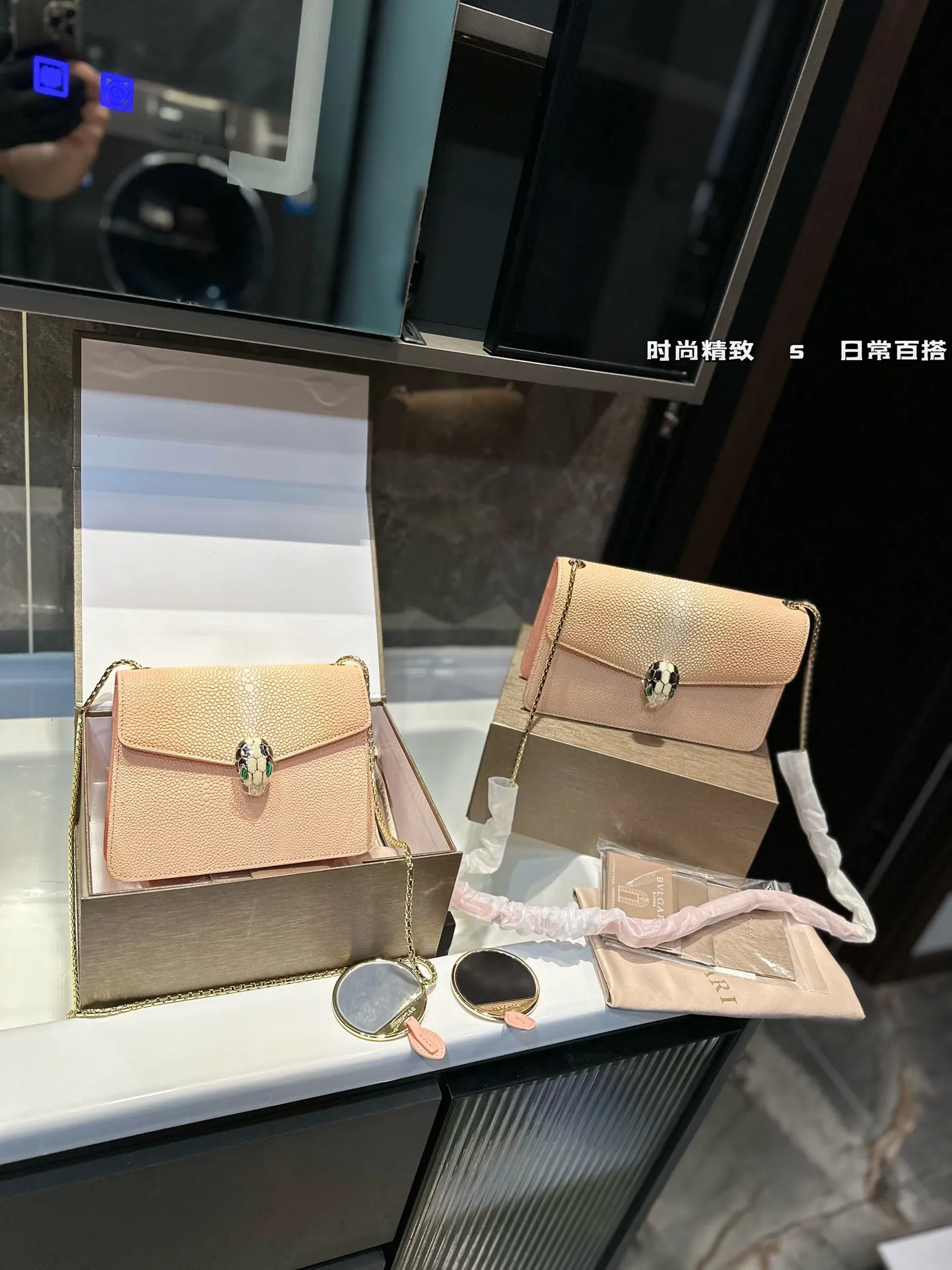 ❤️p200/p200❤️ 宝格丽Bvlgari, 原单品 原单皮质! 原单五金(一定要⚠️链条) 牛皮品质🐂🐂 进口珐琅彩五金扣 好质感巨百搭 一定要⚠️⚠️五金! 尺寸:22*14cm /20cm 还有原版小镜子哦