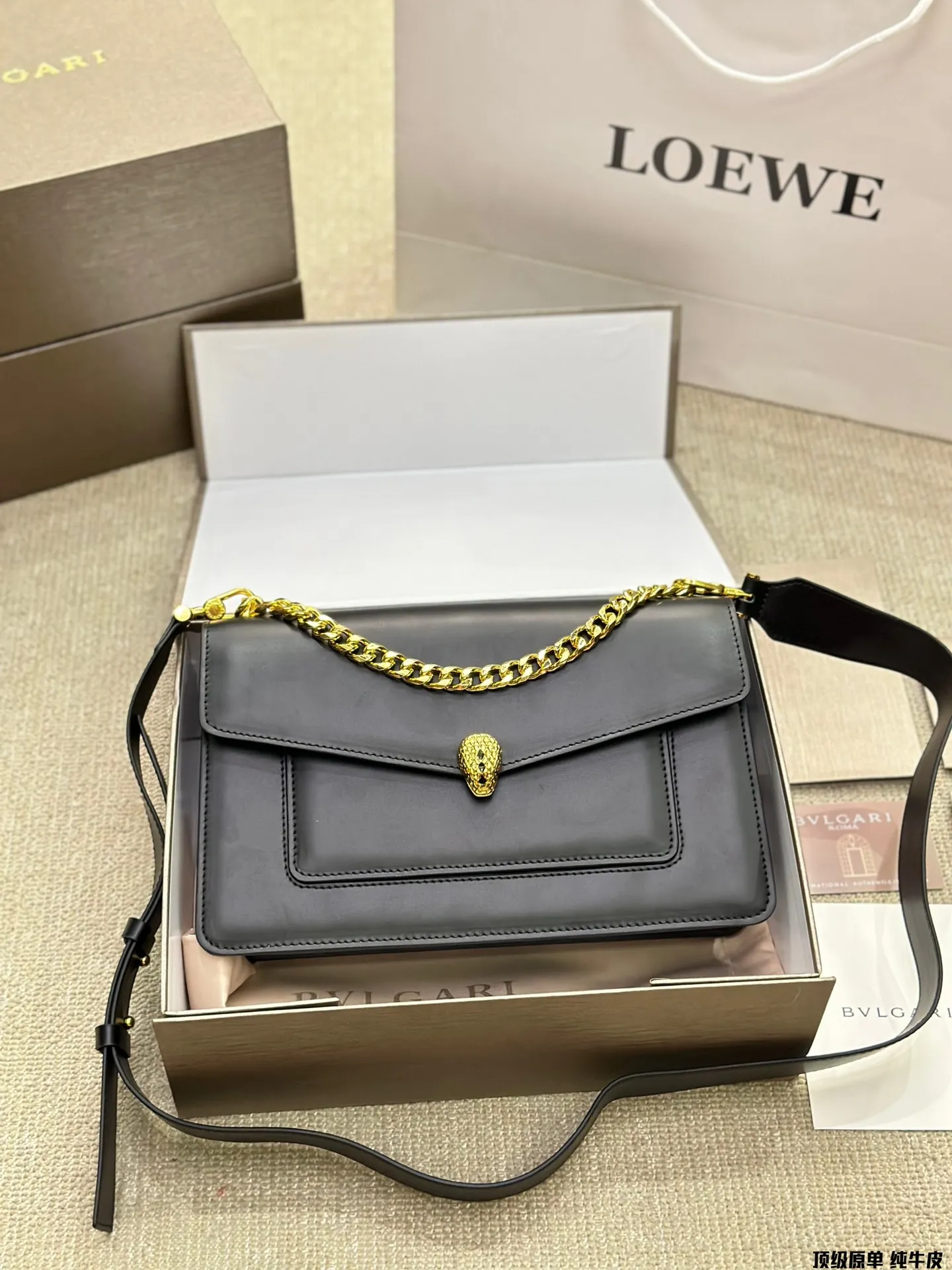 顶级原单 纯牛皮p220 宝格丽Bvlgari 神仙合作款 Ss24限定系列 撞色新款 原版珐琅蛇头 A爆啦 原单品 Woc风琴包 内里原版隔断 [得意]可单肩可斜挎 万年不过时 专柜对版 彰显高级品味 如果女人衣柜里面没有一款宝格丽就称不上一个完美的女人❤️进口原版珐琅蛇头扣 五金扣好质感巨百搭，质量好到爆棚 版型油边超级牛[得意][得意]细节决定品质[玫瑰]尺寸：25cm