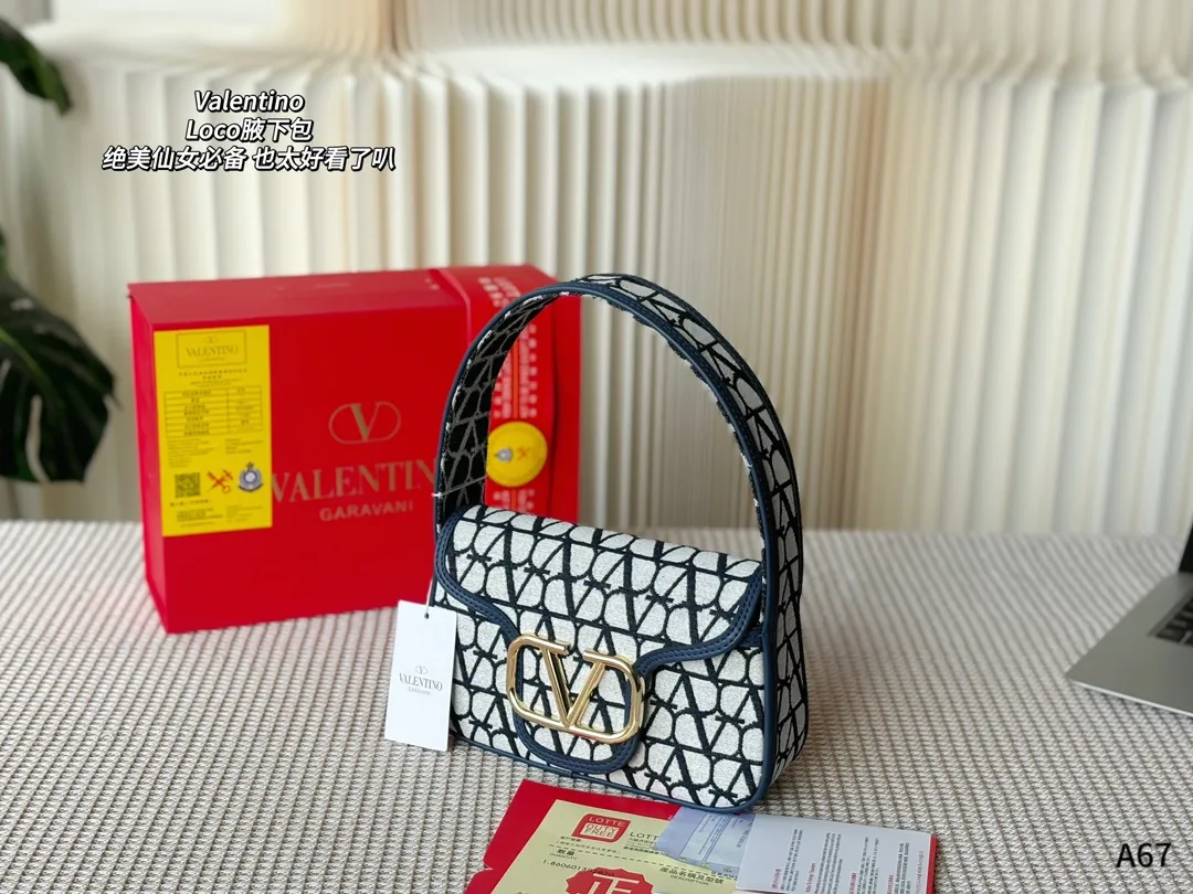 💰135 折叠礼盒包装 🌟Valentino 华伦天奴Loco 绝美仙女必备 也太好看了叭 手提单肩都🉑 解锁时尚魅力 可盐可甜 做整条街最靓的女孩👩🏼🦱 尺寸:23-7-13
