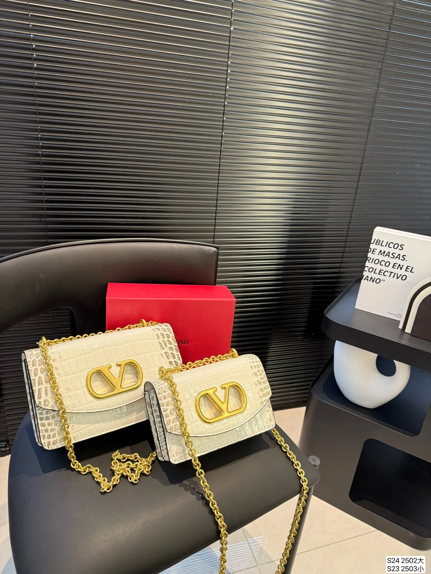 大号P170 小号P165 配折叠盒子 华伦天奴链条包Valentino SS25 Vain系列链条包打造简约复古风尚光面牛皮革触感高级金属吸扣开合方式 珠宝盒般使用感受#华伦天奴valentino #复古 # 尺寸:大号24 15 小号19 12 货号大2502 小2503