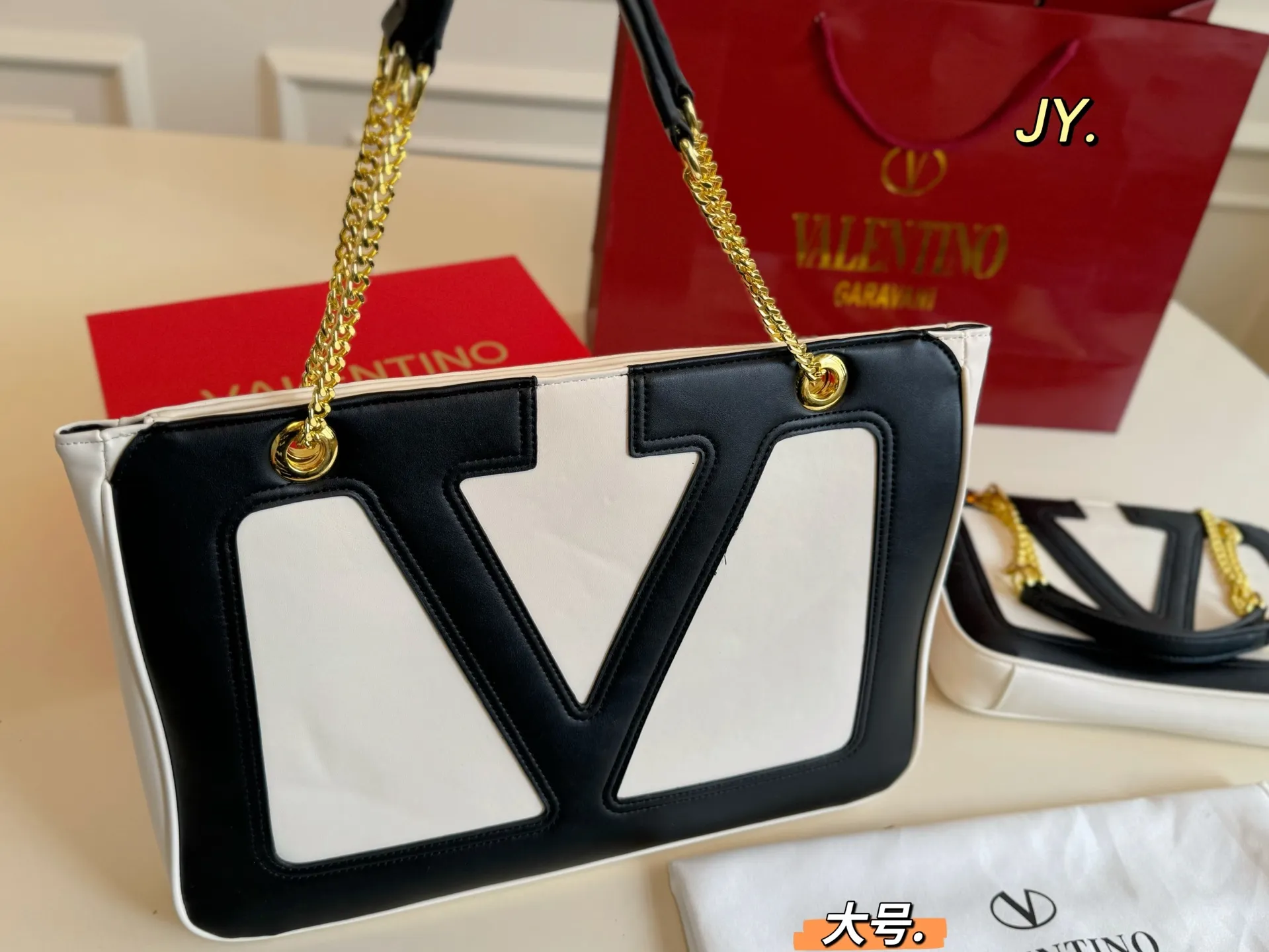 P135大号 P125小号(折叠盒) size:37×26大号 27×18小号 Valentino华伦天奴25 viva supestar 链条腋下包 醒目大logo,辨识度超高 吸睛有质感 高级感溢出来啦 这颜值上身很百搭的呦‼️