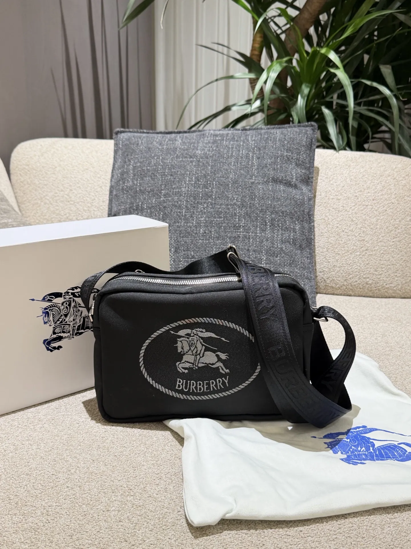 p160 巴宝莉男包秋冬季轻便穿搭 巴宝莉 斜背包,装饰与内衬配色呼应的精纺崁纱骑士印章,以反光纱线打造,源自 1980 年代品牌包款的典藏图案。肩背带点缀同色系 Bur字母徽标,可调节缔造肩背或斜挎造型。 尺寸:26.5 x 9 x 18cm配盒子