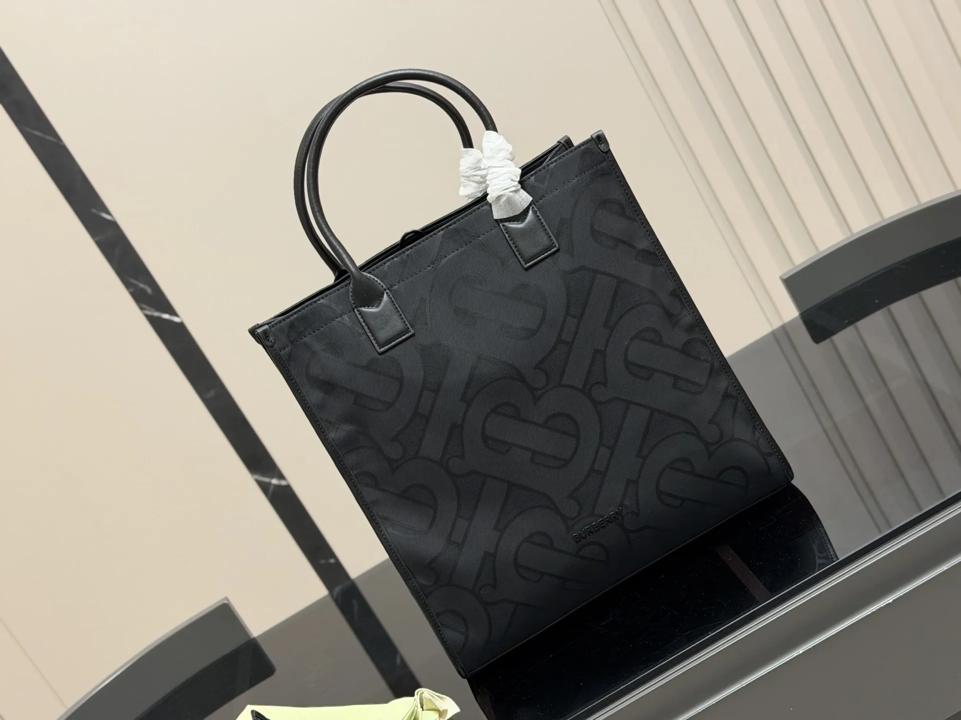 ¥175 巴宝莉购物袋🛍️ 帆布面料✅ 大容量 满足日常 特别适合宝妈 超级能装! 尺寸: 35.36cm