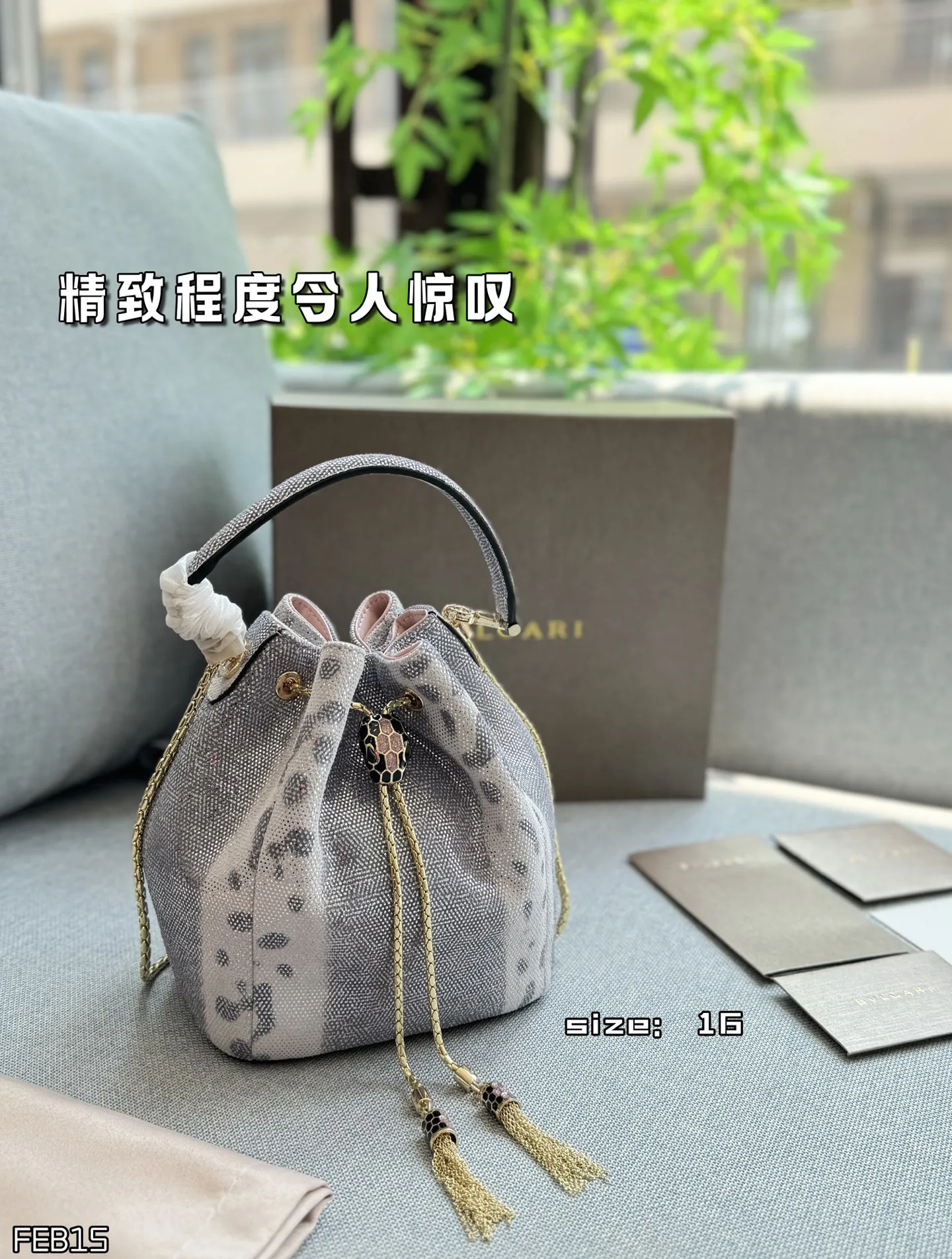 💰240 折叠盒 size：16&times;19 BVLGARI宝格丽 SERPENTI FOREVER系列 蛇头抽绳扣 水蛇纹 水桶包单肩斜挎包 细节处理的精致程度令人惊叹。 立刻感受到了它的优雅和卓越。 线条流畅且美观，让人爱不释手。