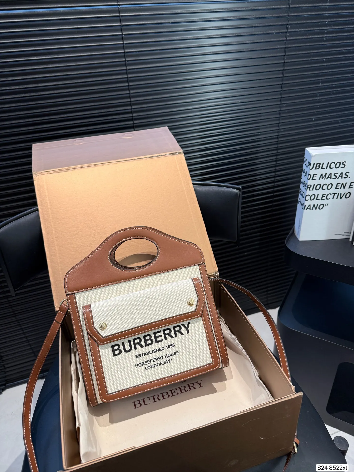 P170 配折叠盒 这款包包算是Burberry家的爆款啦‼️白棕双拼,满满的复古文艺风,又有一种优雅的高级感,更是时尚达人明星街拍的常客了~ 尺寸23 22 货号8522