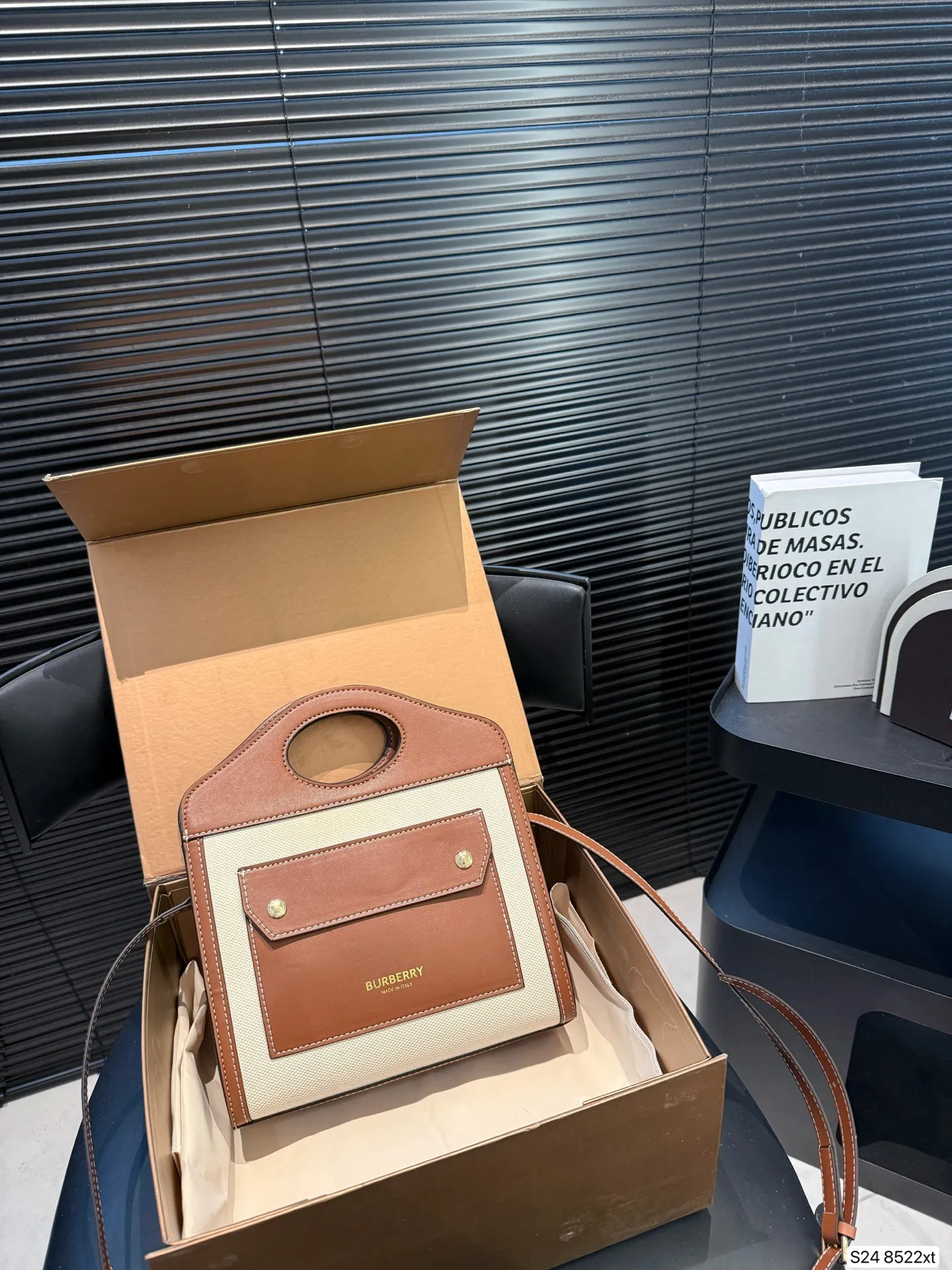 P170 配折叠盒 这款包包算是Burberry家的爆款啦‼️白棕双拼，满满的复古文艺风，又有一种优雅的高级感，更是时尚达人明星街拍的常客了～ 尺寸23 22 货号8522