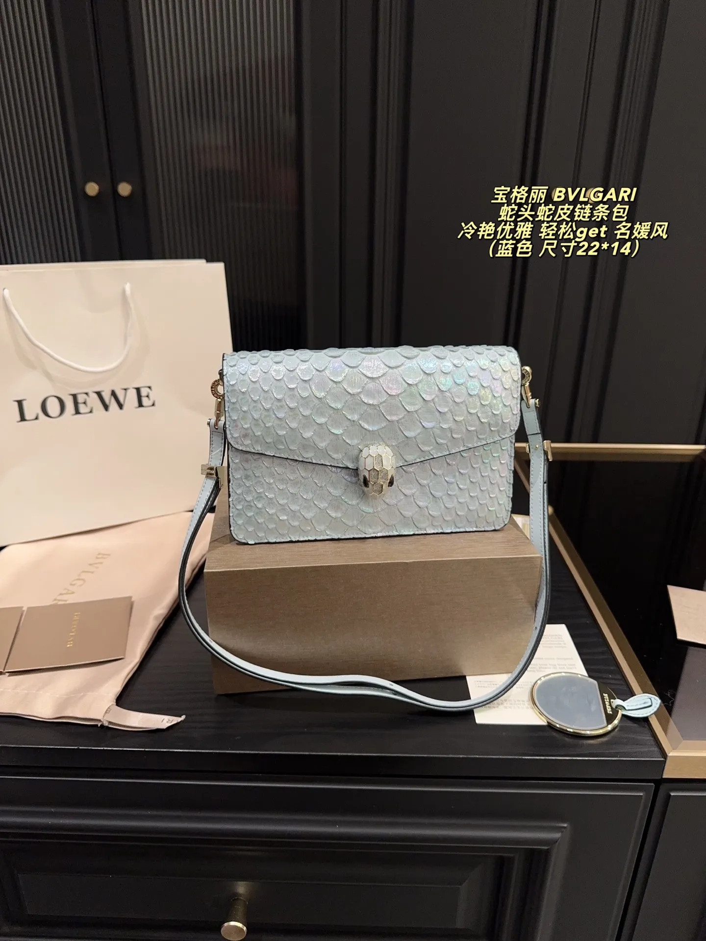 P215 配折叠盒⚠️尺寸22*14 宝格丽 BVLGARI 蛇头蛇皮链条包 冷艳优雅 女神都爱背的宝格丽蛇头包 轻松get 名媛风 包包实物材质细节做的很有质感 蛇头锁扣是珐琅材质 搭配的宝石拼色给整只包增添了神秘高级感